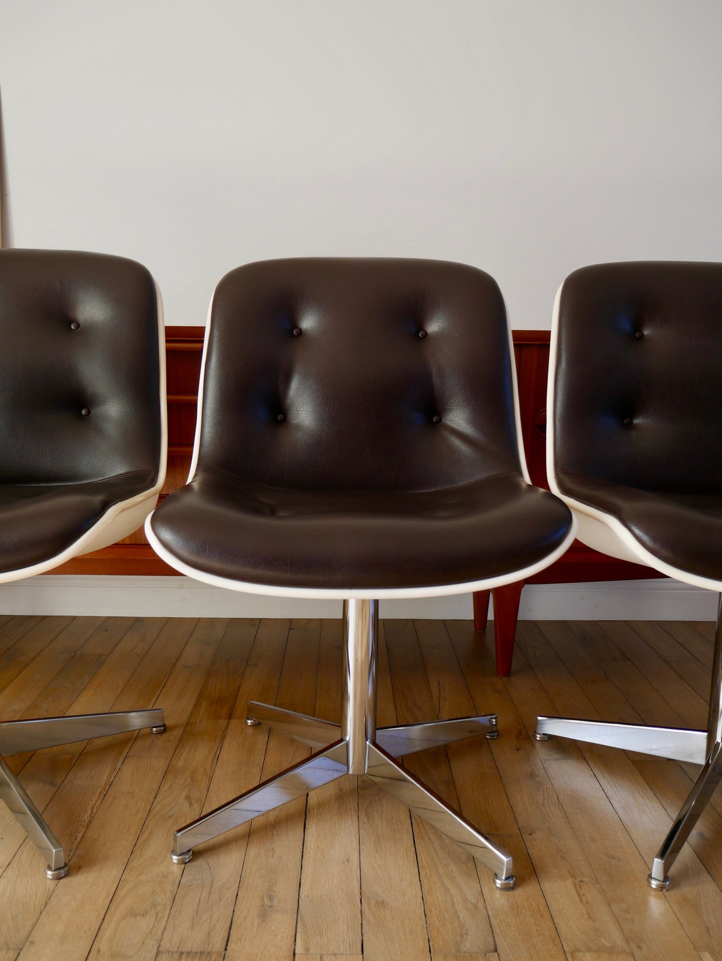 Ensemble de 4 fauteuils à coques design Strafor Pollock en cuir, plastique et piètement étoilé en chrome Space Age années 70