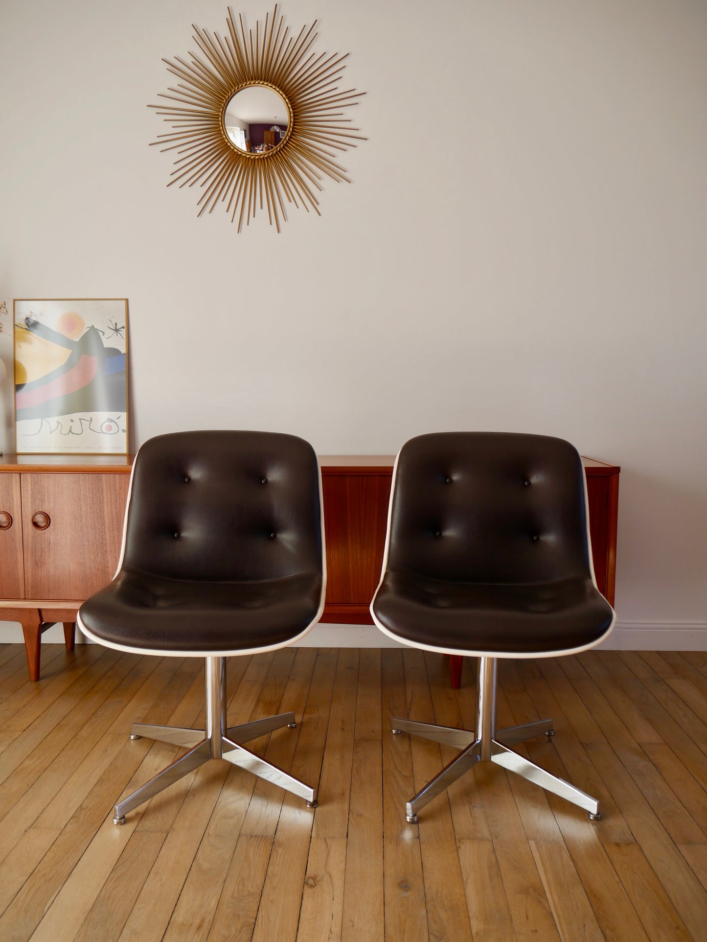 Ensemble de 4 fauteuils à coques design Strafor Pollock en cuir, plastique et piètement étoilé en chrome Space Age années 70