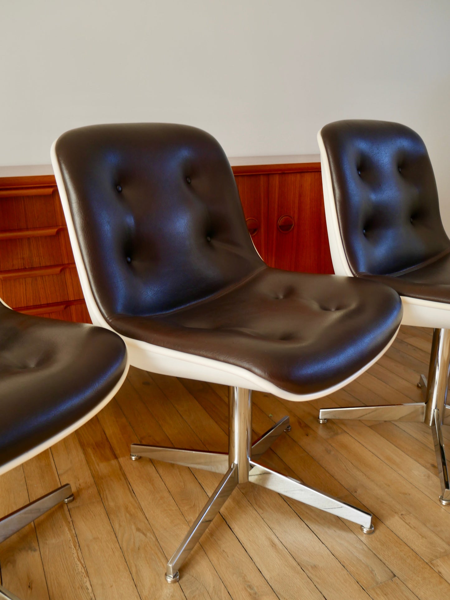 Ensemble de 4 fauteuils à coques design Strafor Pollock en cuir, plastique et piètement étoilé en chrome Space Age années 70