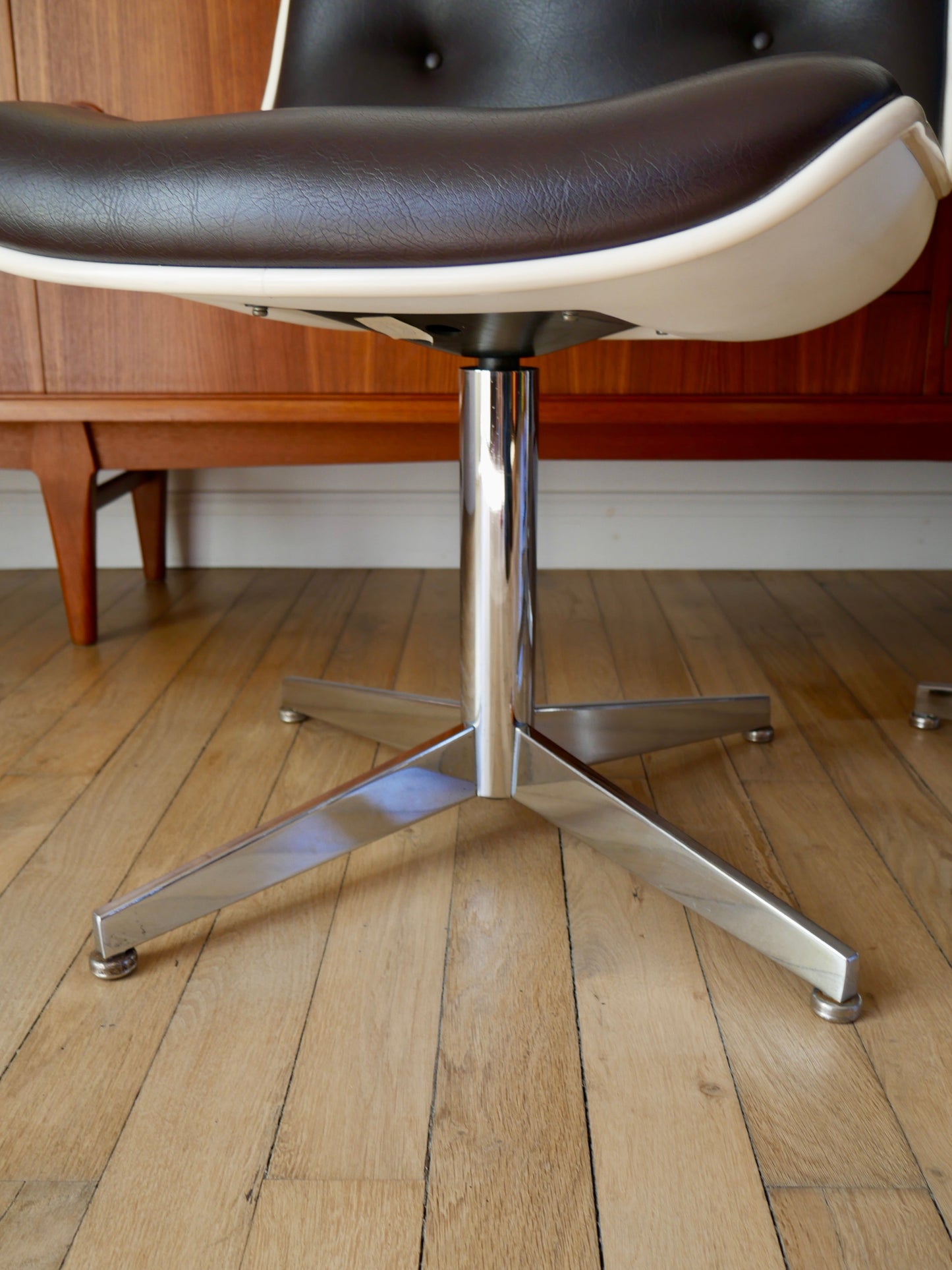 Ensemble de 4 fauteuils à coques design Strafor Pollock en cuir, plastique et piètement étoilé en chrome Space Age années 70