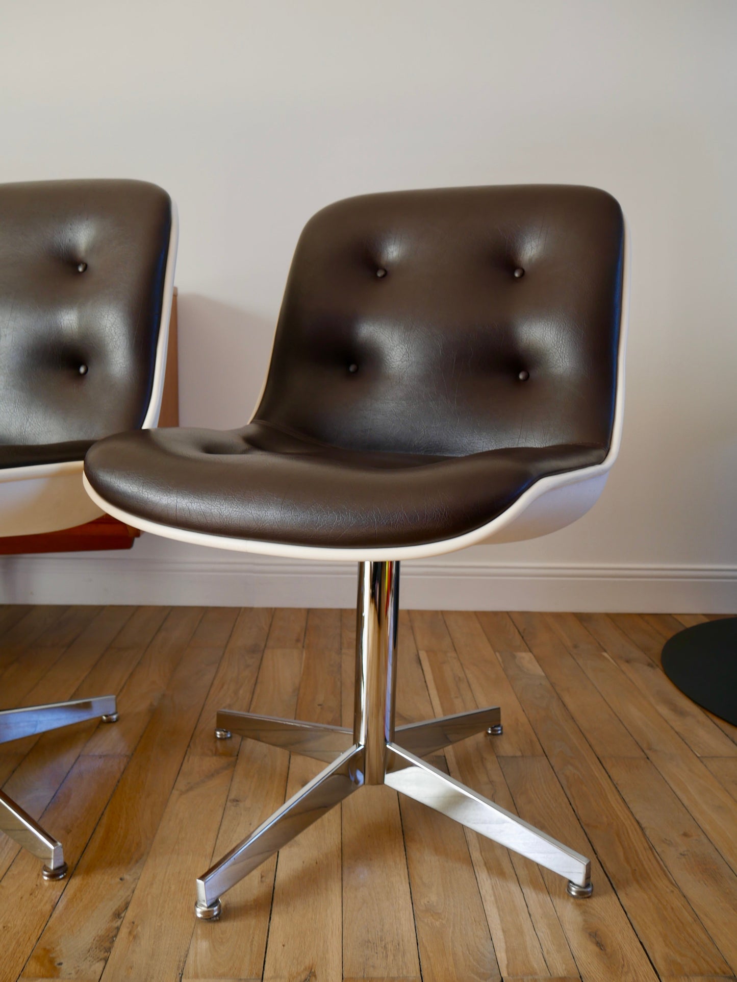 Ensemble de 4 fauteuils à coques design Strafor Pollock en cuir, plastique et piètement étoilé en chrome Space Age années 70