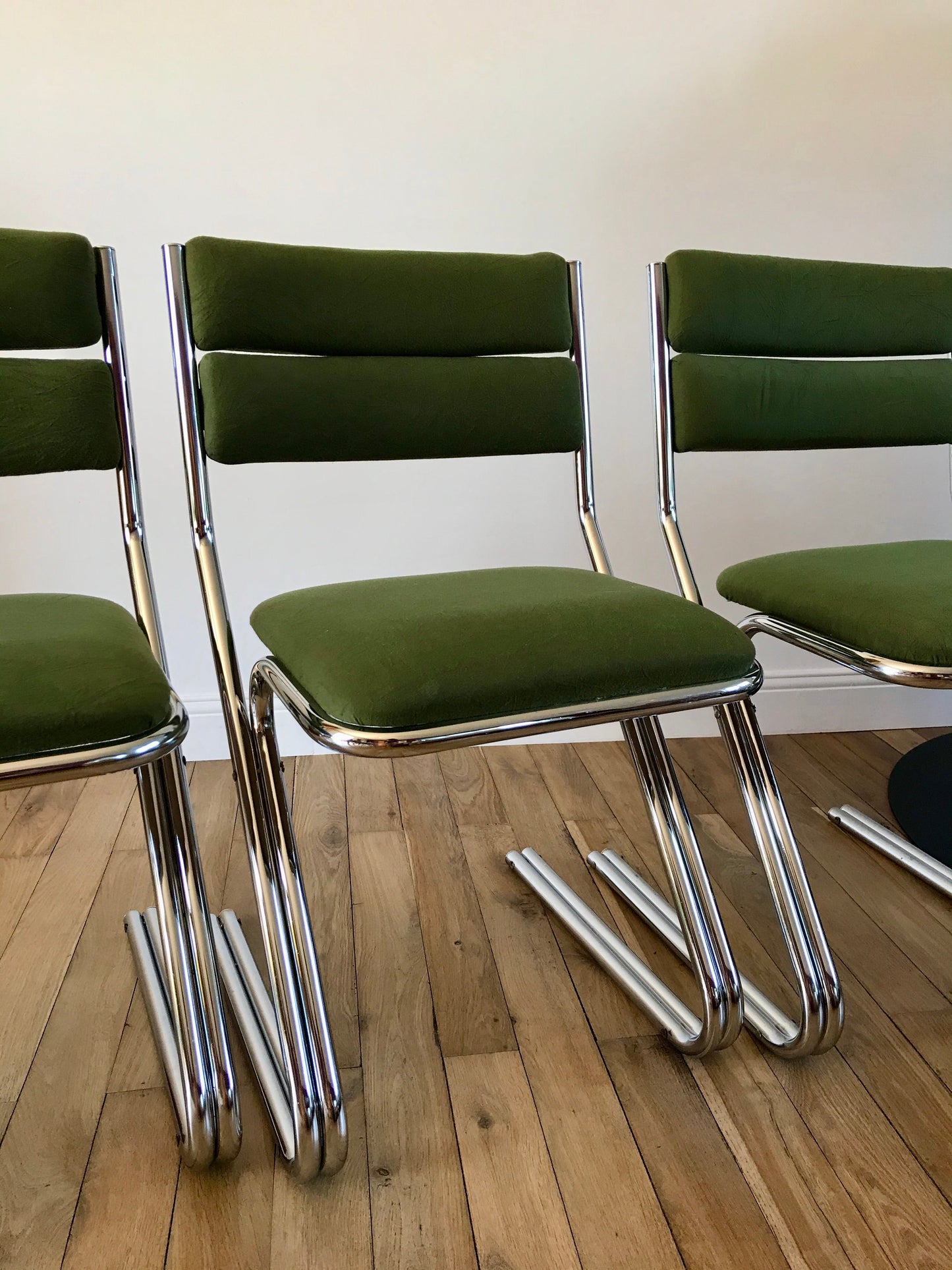 Ensemble de 4 chaises design piètement en chrome et velours vert ras années 70