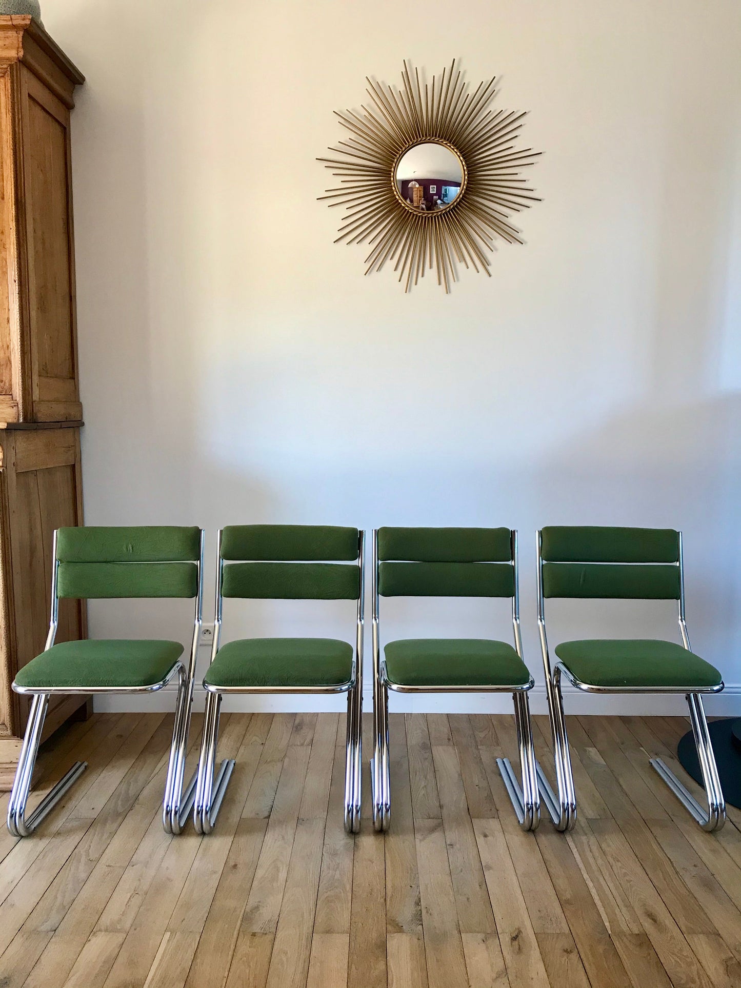Ensemble de 4 chaises design piètement en chrome et velours vert ras années 70