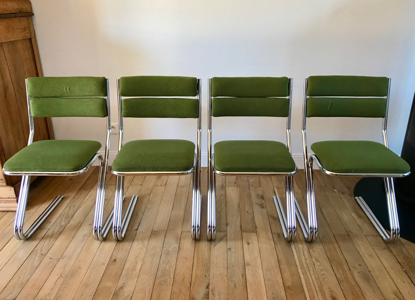 Ensemble de 4 chaises design piètement en chrome et velours vert ras années 70
