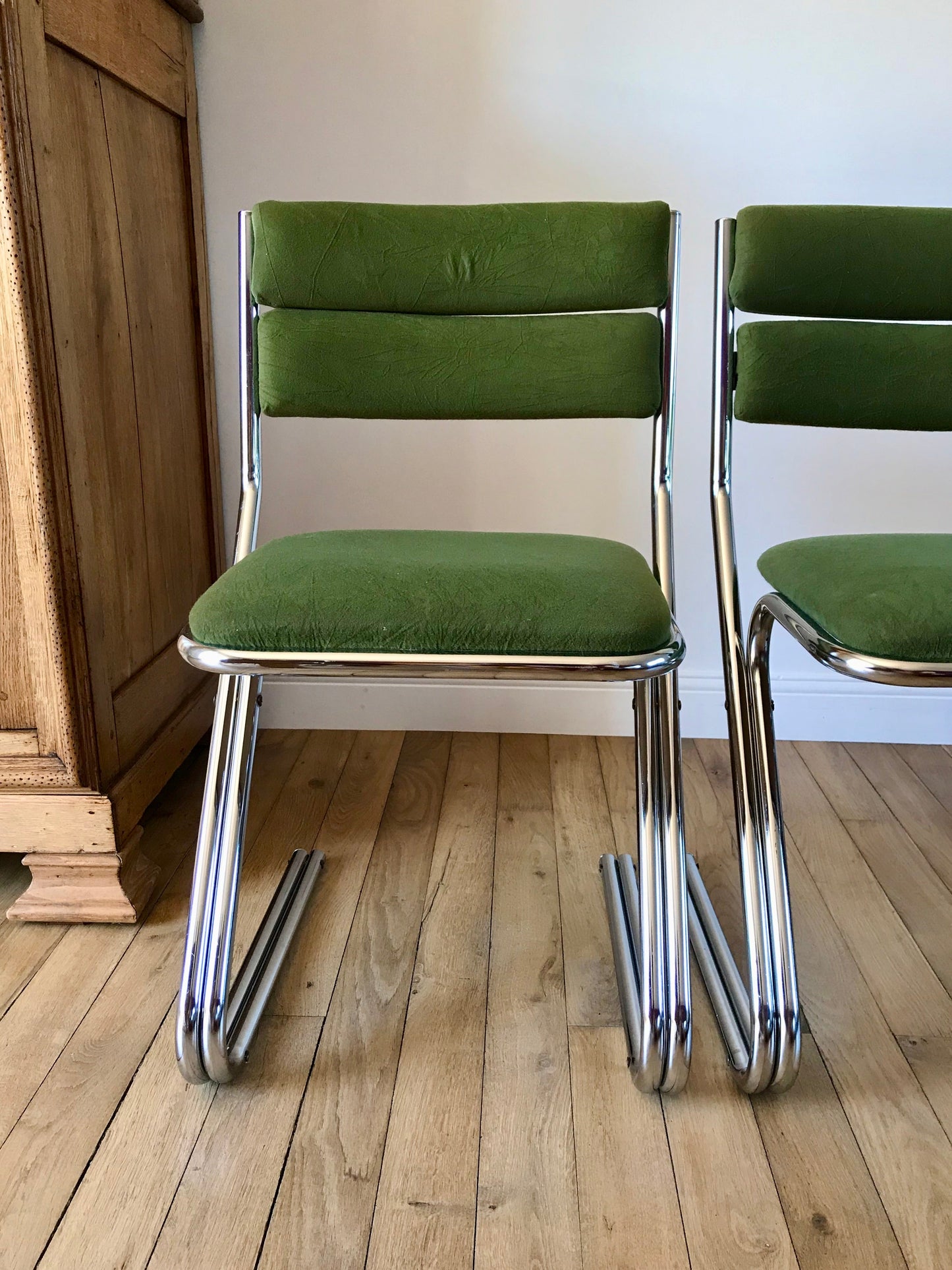 Ensemble de 4 chaises design piètement en chrome et velours vert ras années 70