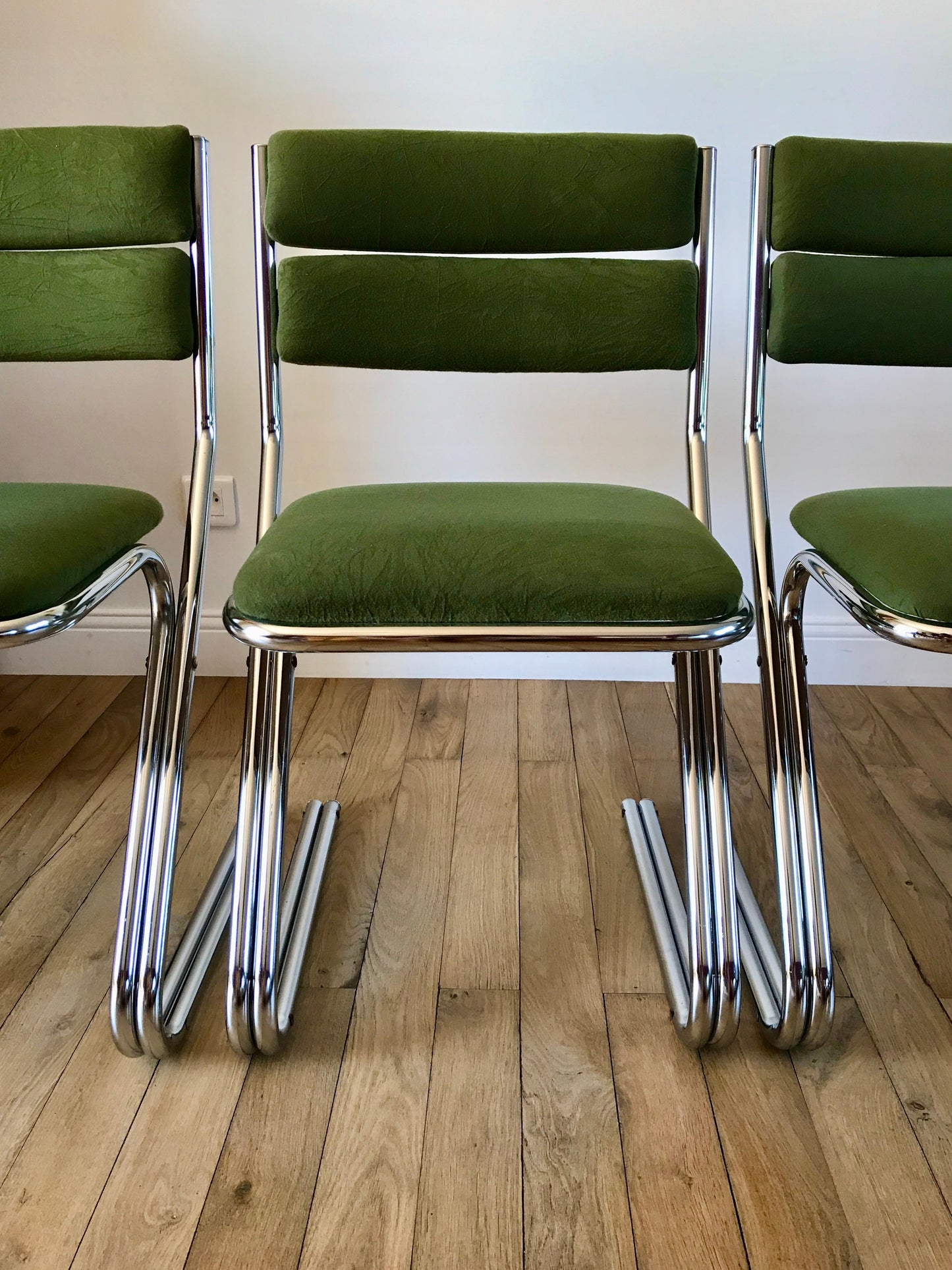Ensemble de 4 chaises design piètement en chrome et velours vert ras années 70