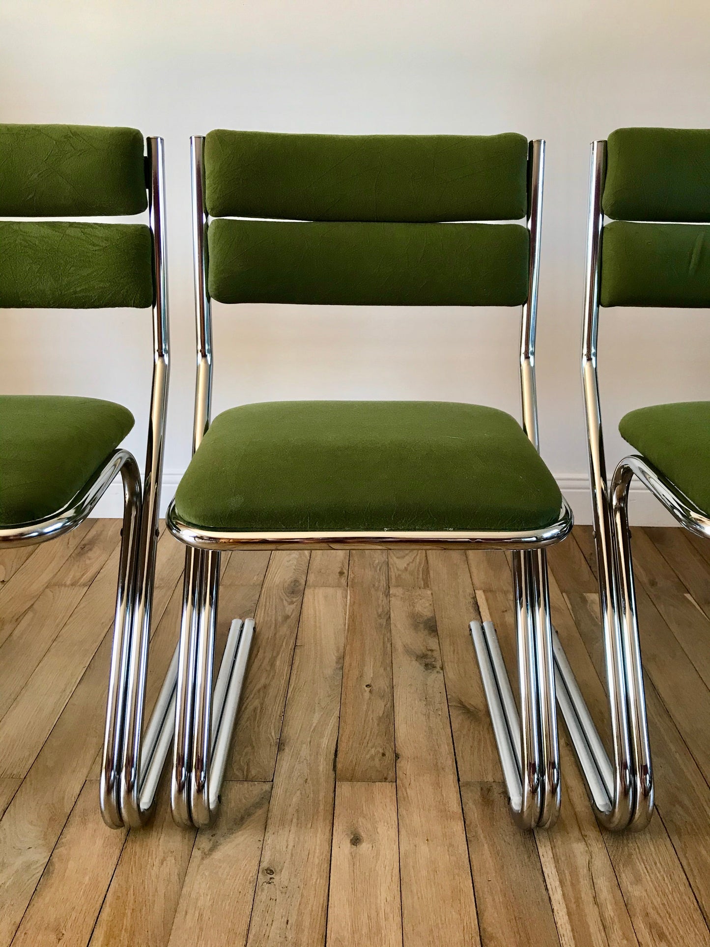 Ensemble de 4 chaises design piètement en chrome et velours vert ras années 70