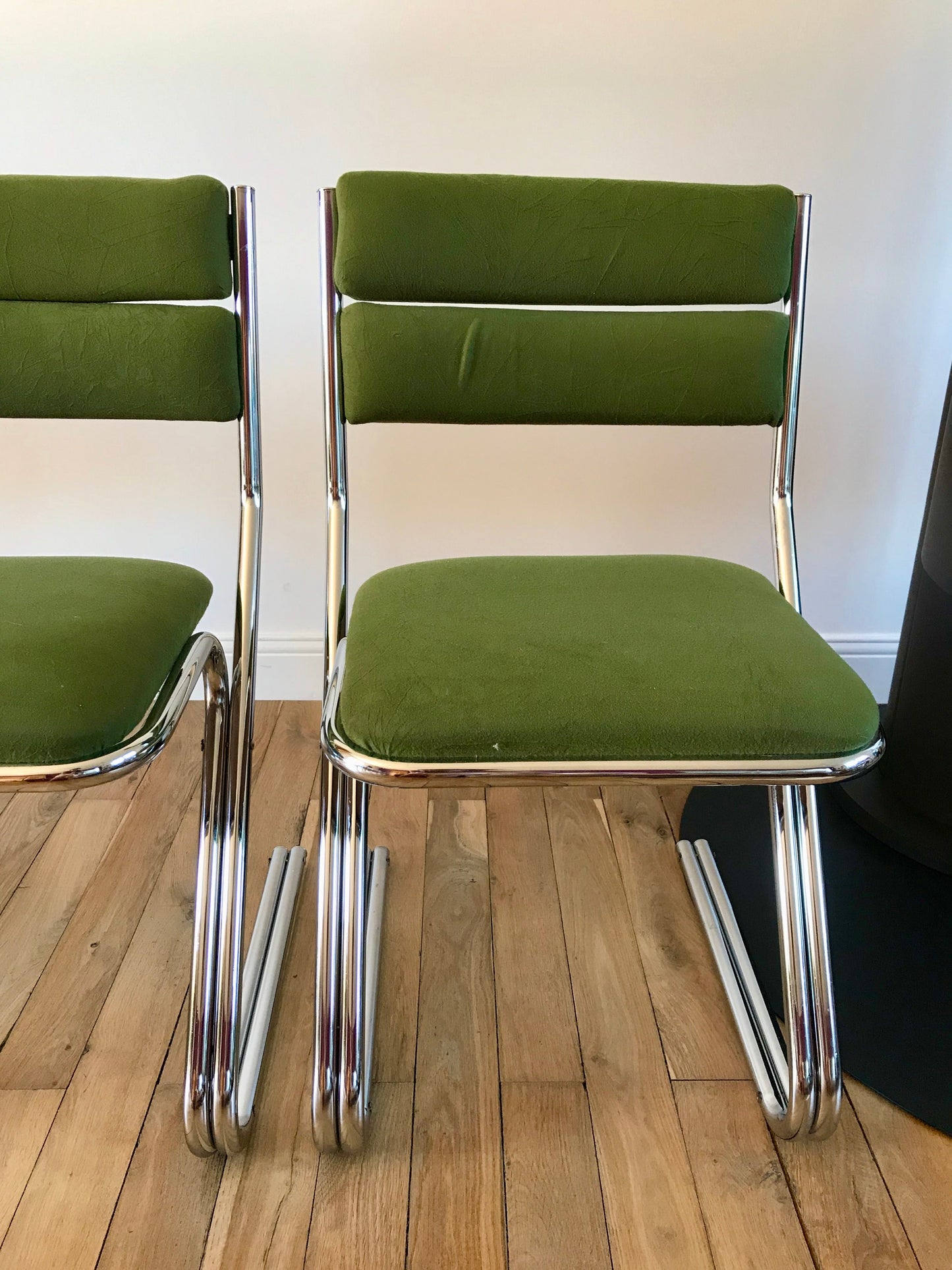 Ensemble de 4 chaises design piètement en chrome et velours vert ras années 70