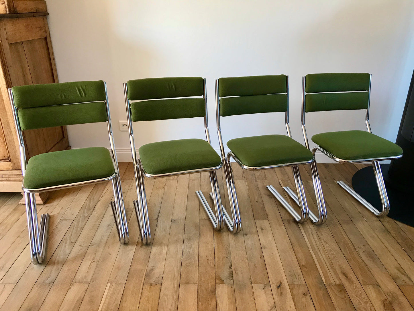 Ensemble de 4 chaises design piètement en chrome et velours vert ras années 70