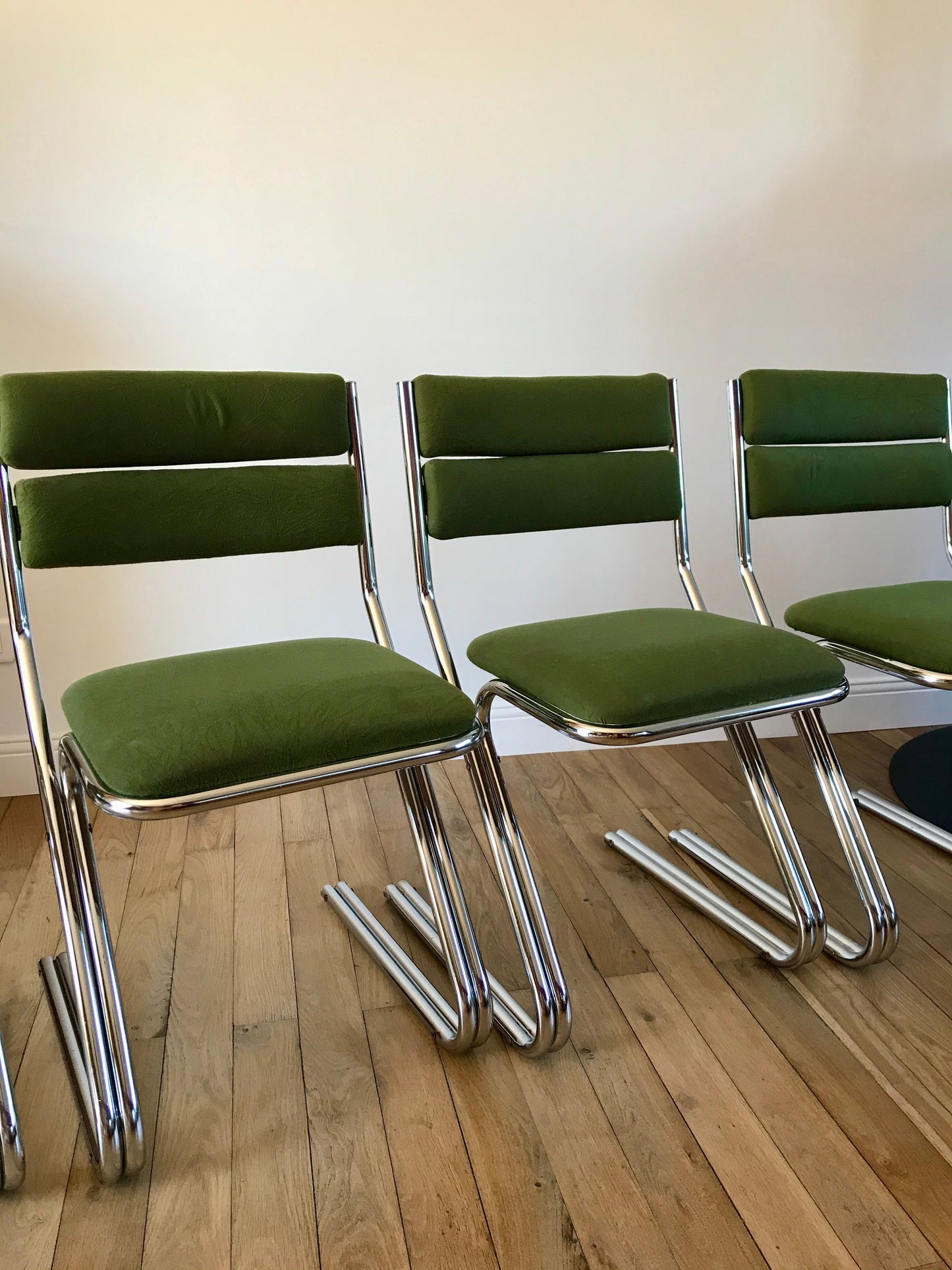 Ensemble de 4 chaises design piètement en chrome et velours vert ras années 70