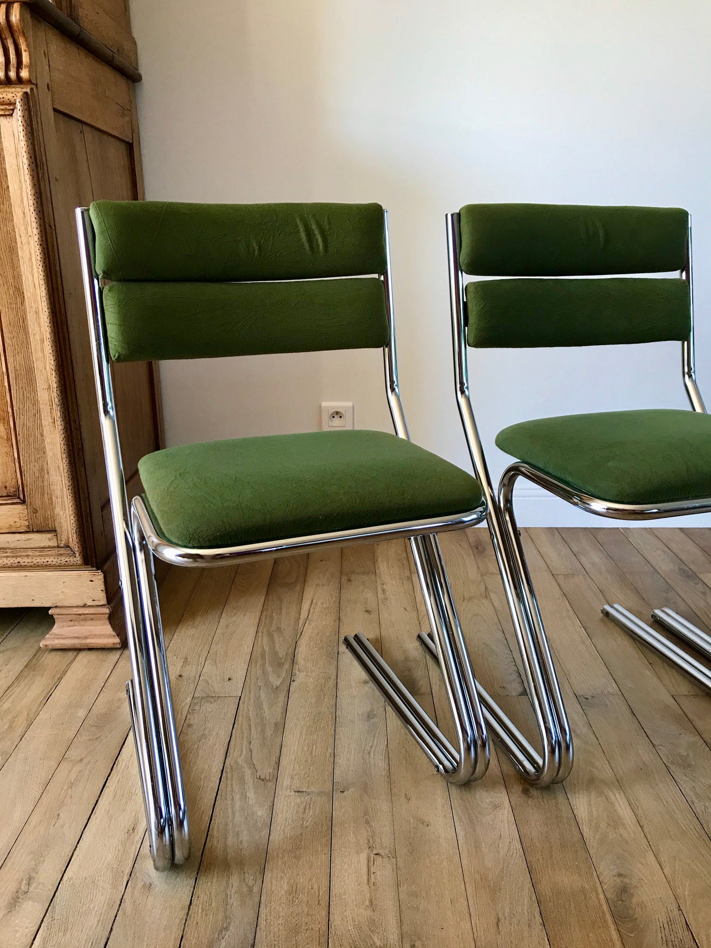 Ensemble de 4 chaises design piètement en chrome et velours vert ras années 70