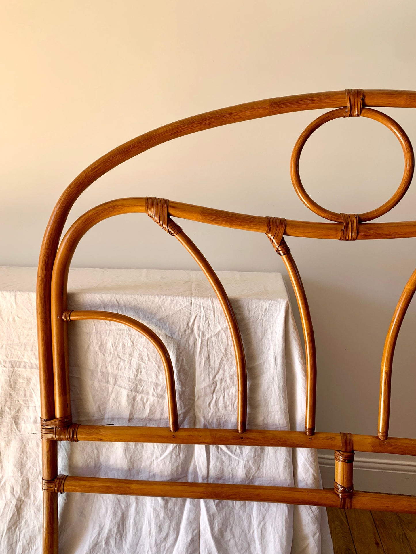 Tête de lit en rotin / bambou miel design années 60-70