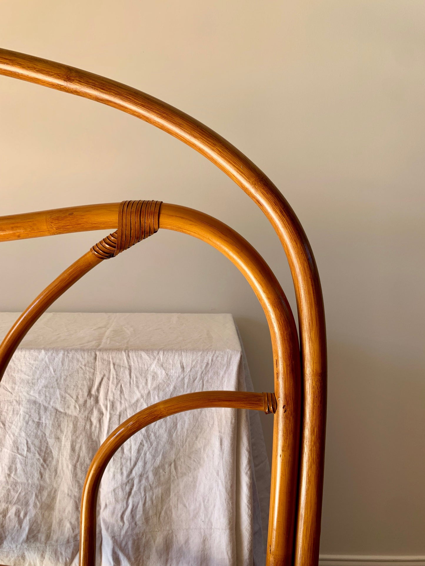 Tête de lit en rotin / bambou miel design années 60-70
