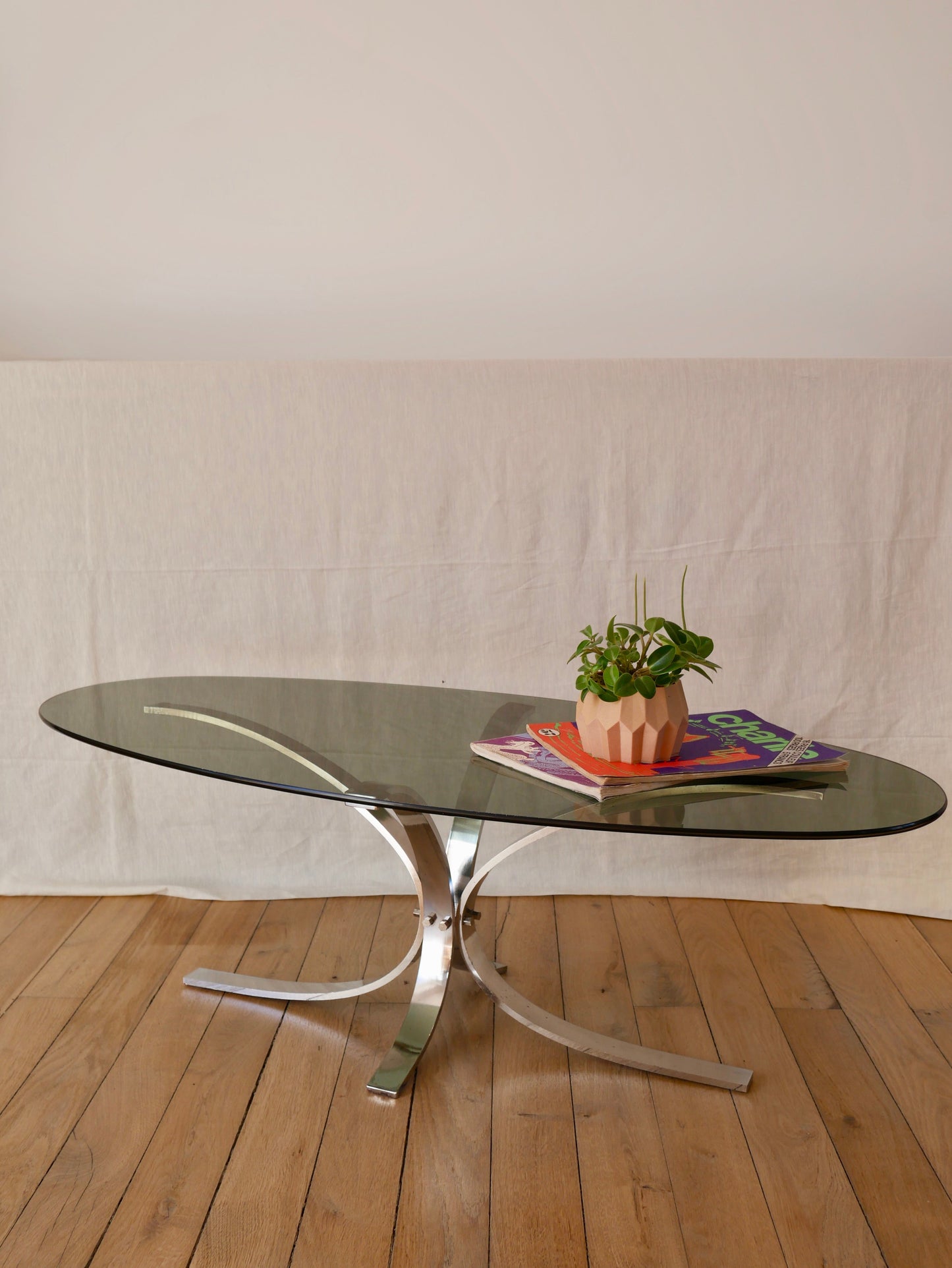 Table basse en verre fumé et pieds en chrome design années 70