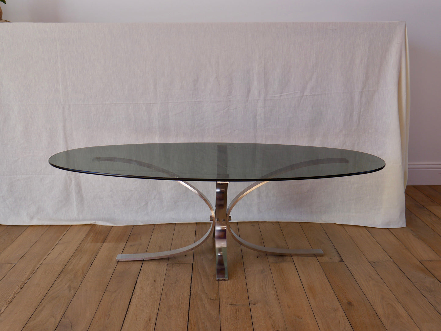 Table basse en verre fumé et pieds en chrome design années 70