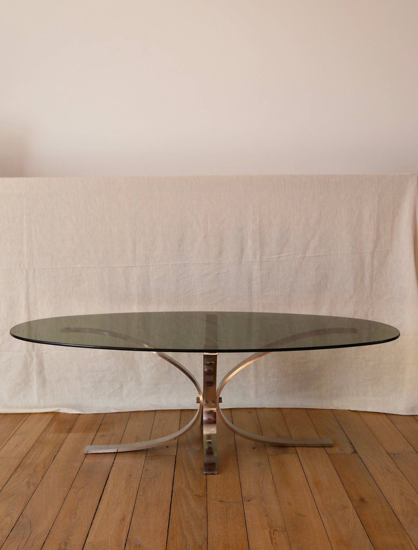 Table basse en verre fumé et pieds en chrome design années 70
