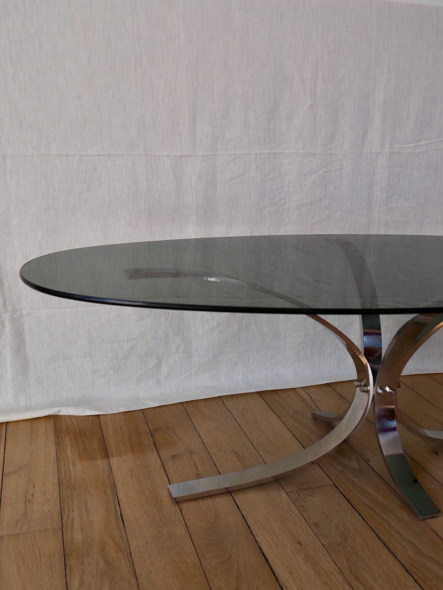 Table basse en verre fumé et pieds en chrome design années 70