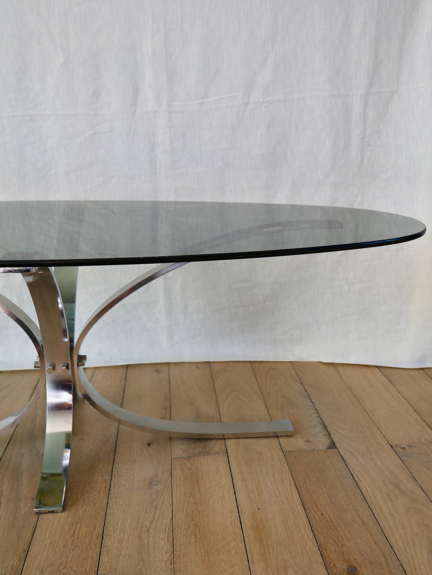 Table basse en verre fumé et pieds en chrome design années 70