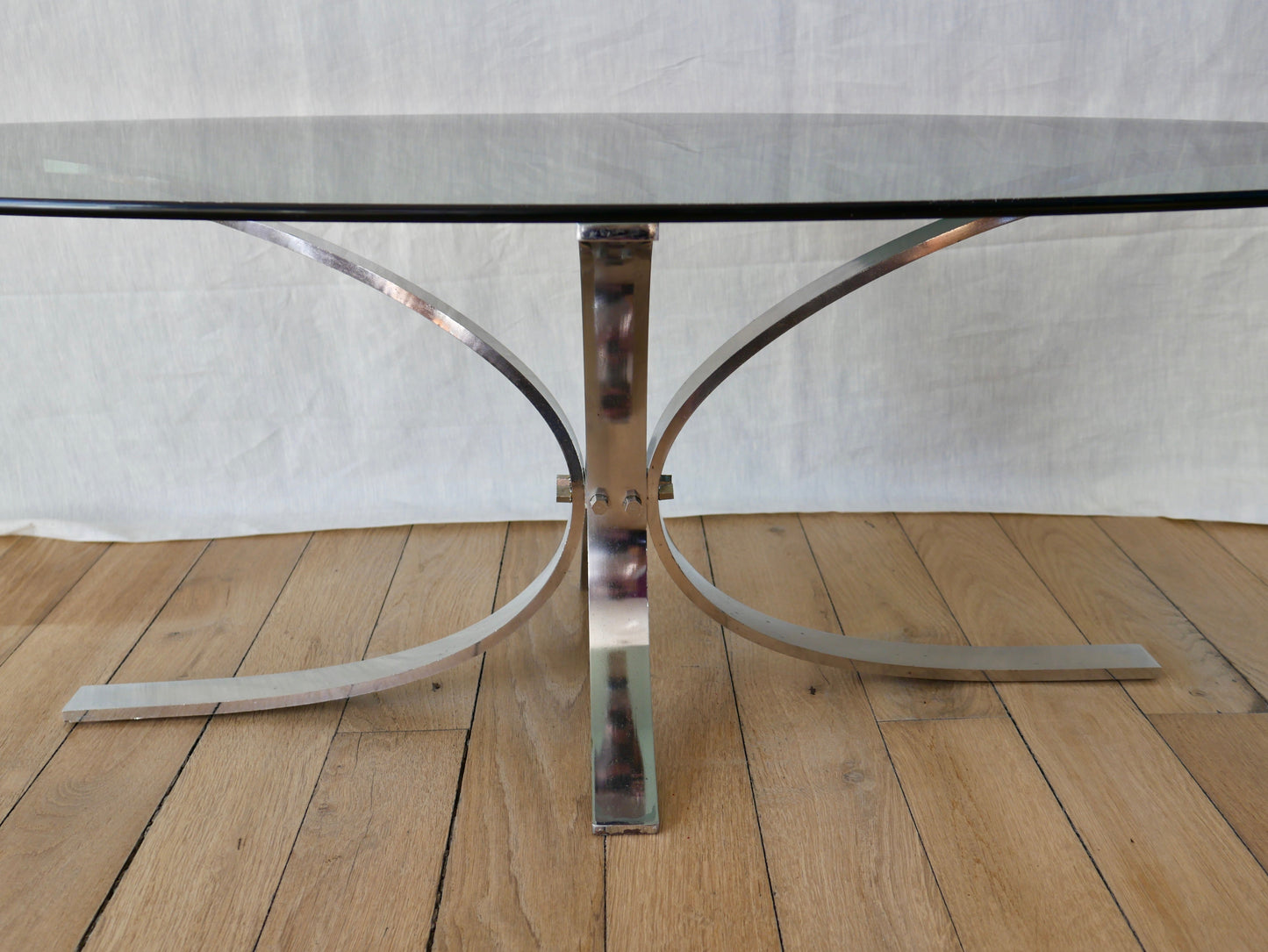 Table basse en verre fumé et pieds en chrome design années 70