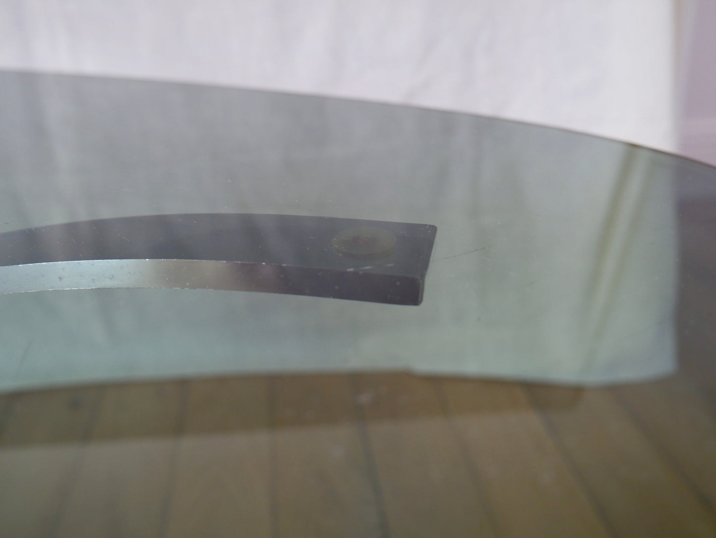 Table basse en verre fumé et pieds en chrome design années 70