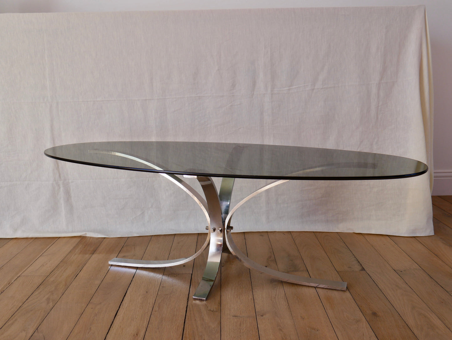 Table basse en verre fumé et pieds en chrome design années 70