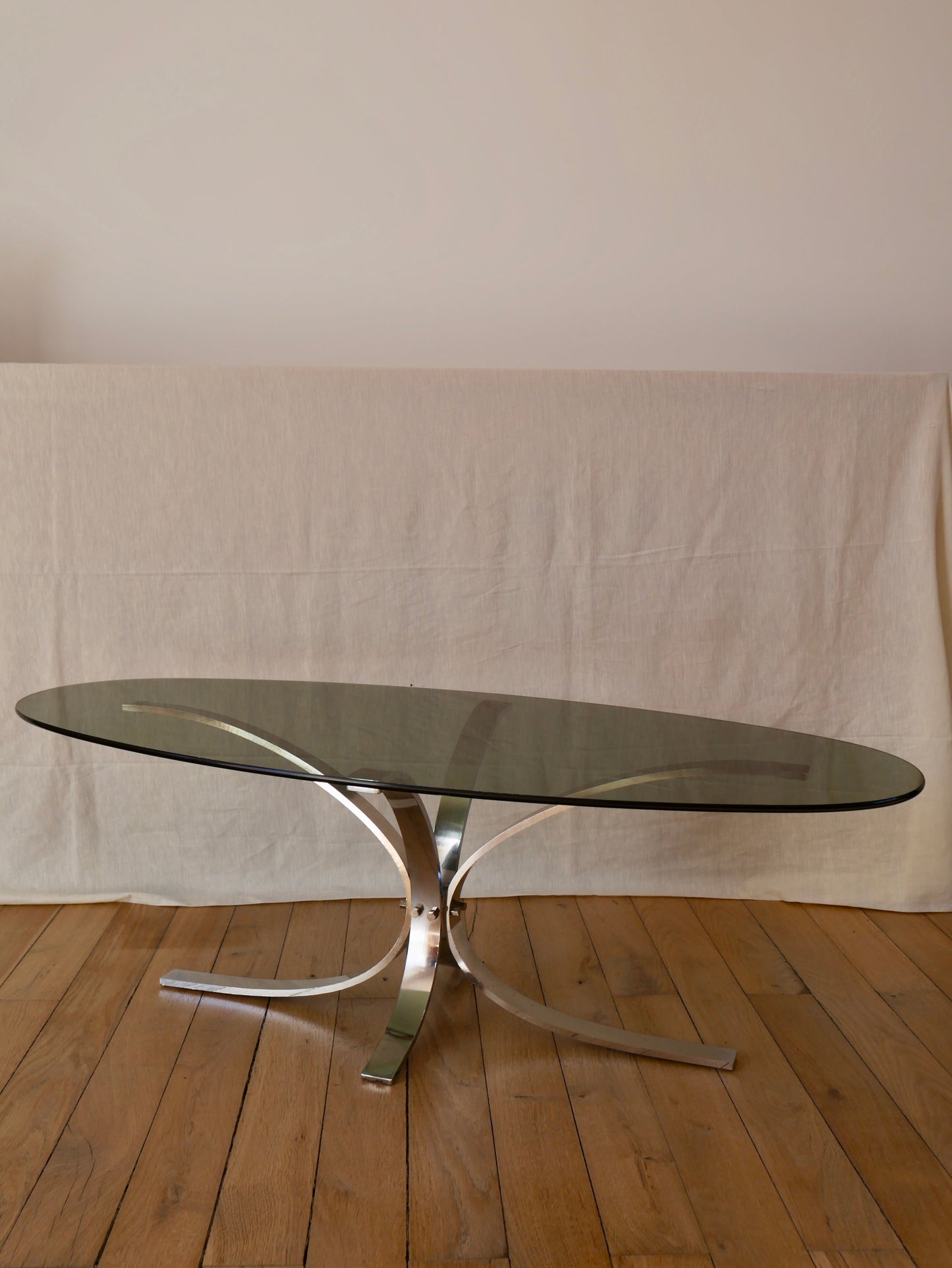 Table basse en verre fumé et pieds en chrome design années 70