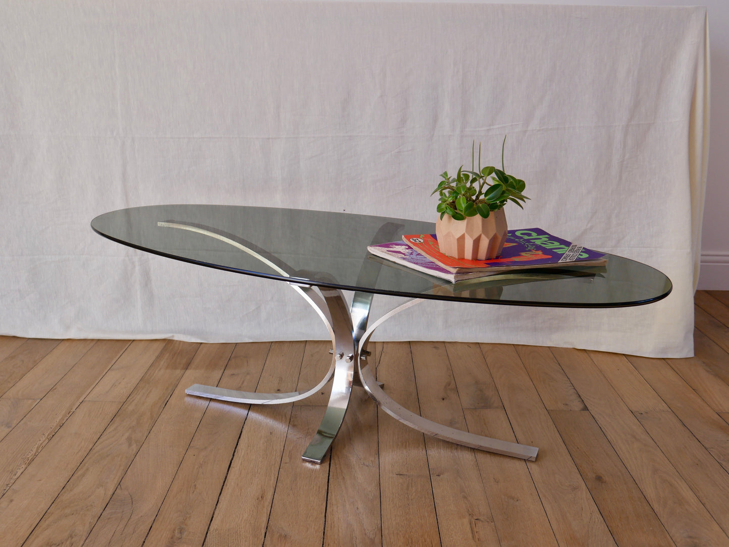 Table basse en verre fumé et pieds en chrome design années 70