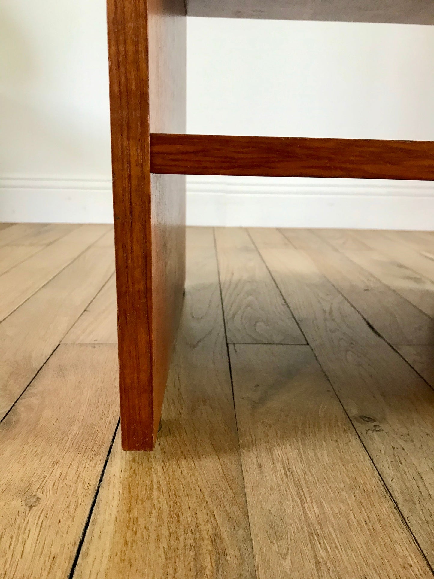 Table de chevet design scandinave en teck Mid-Century circa 1950