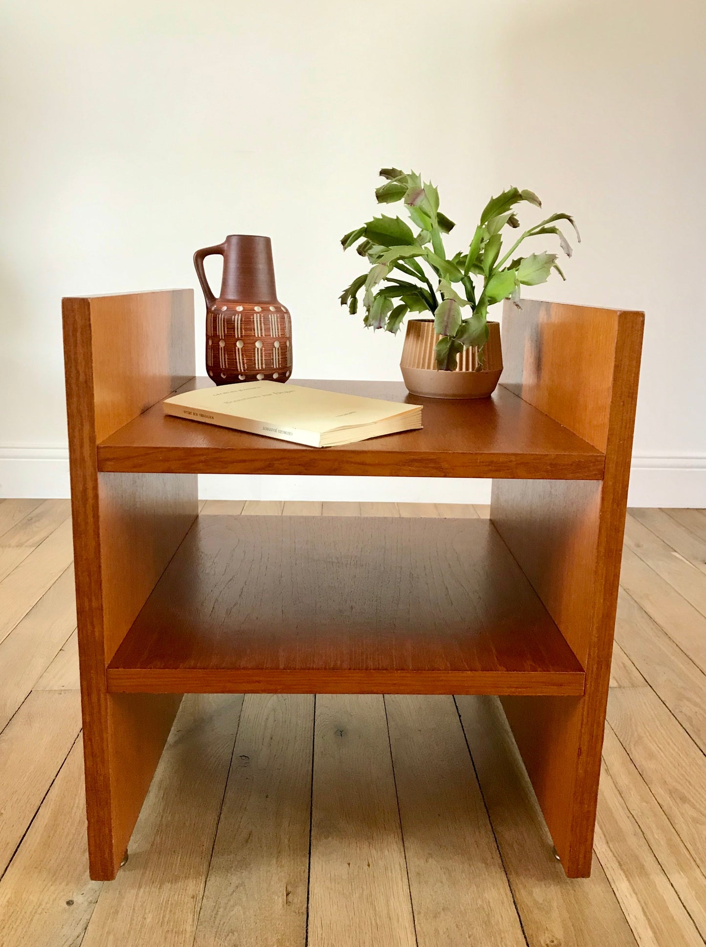 Table de chevet design scandinave en teck Mid-Century circa 1950
