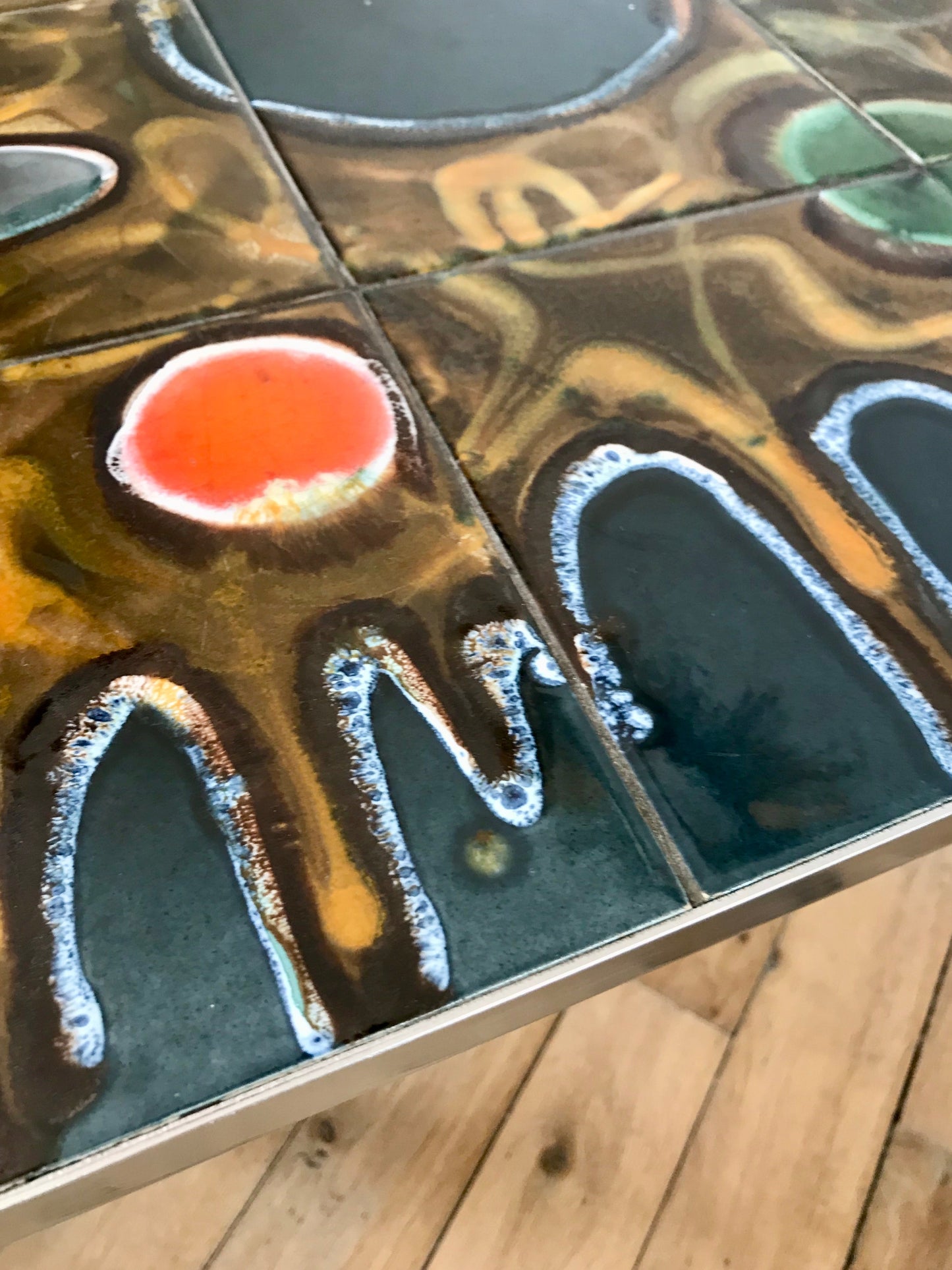Table basse en céramique design pieds chrome abstrait Space Age années 70