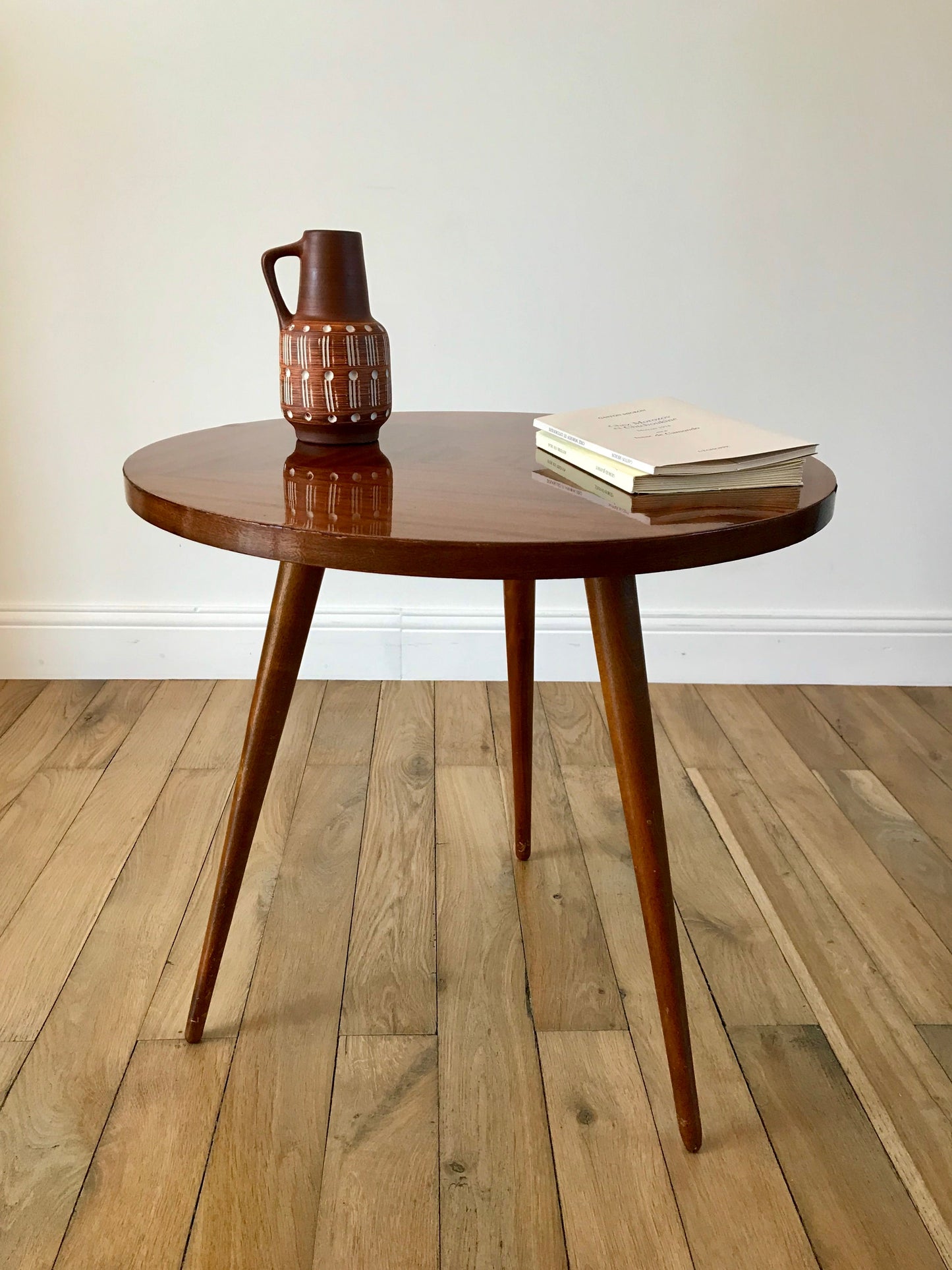 Table basse tripode en bois et marqueterie design scandinave années 50-60