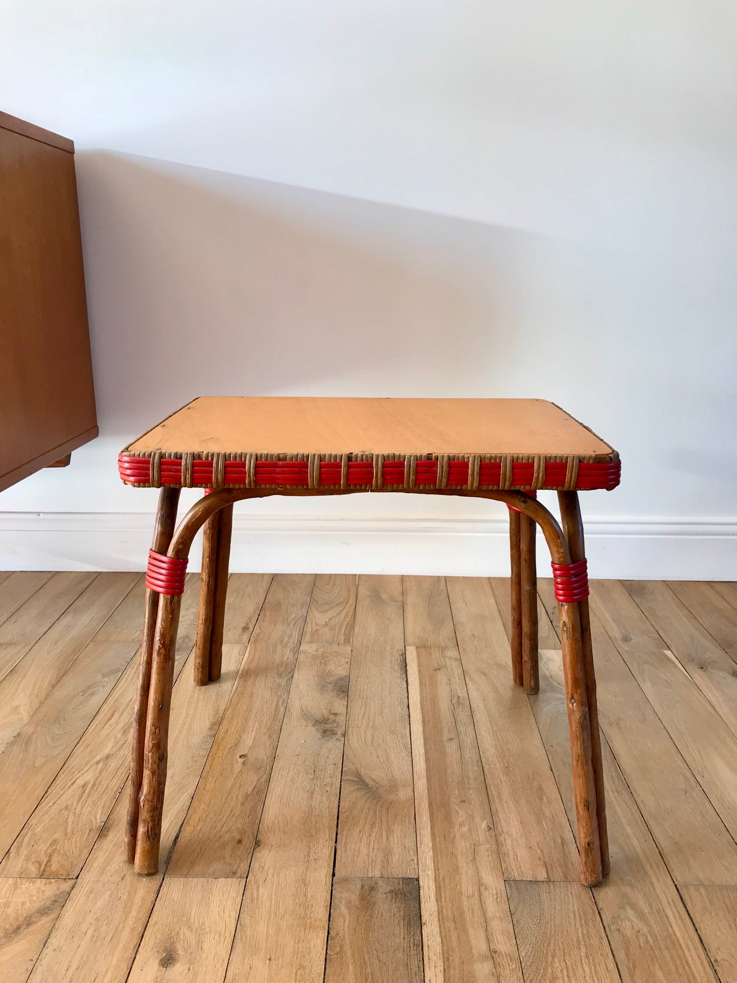 Table basse en rotin miel et rouge années 60