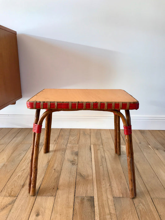 Table basse en rotin miel et rouge années 60