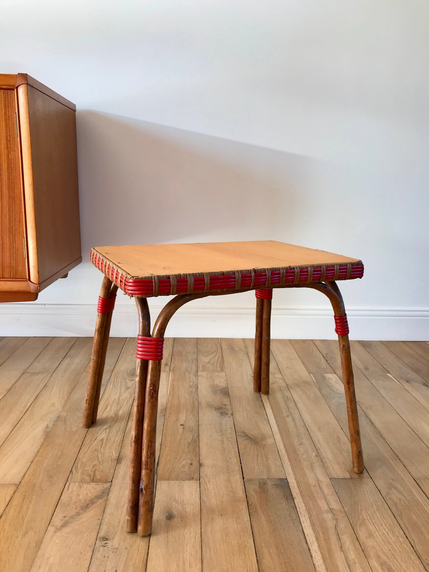 Table basse en rotin miel et rouge années 60