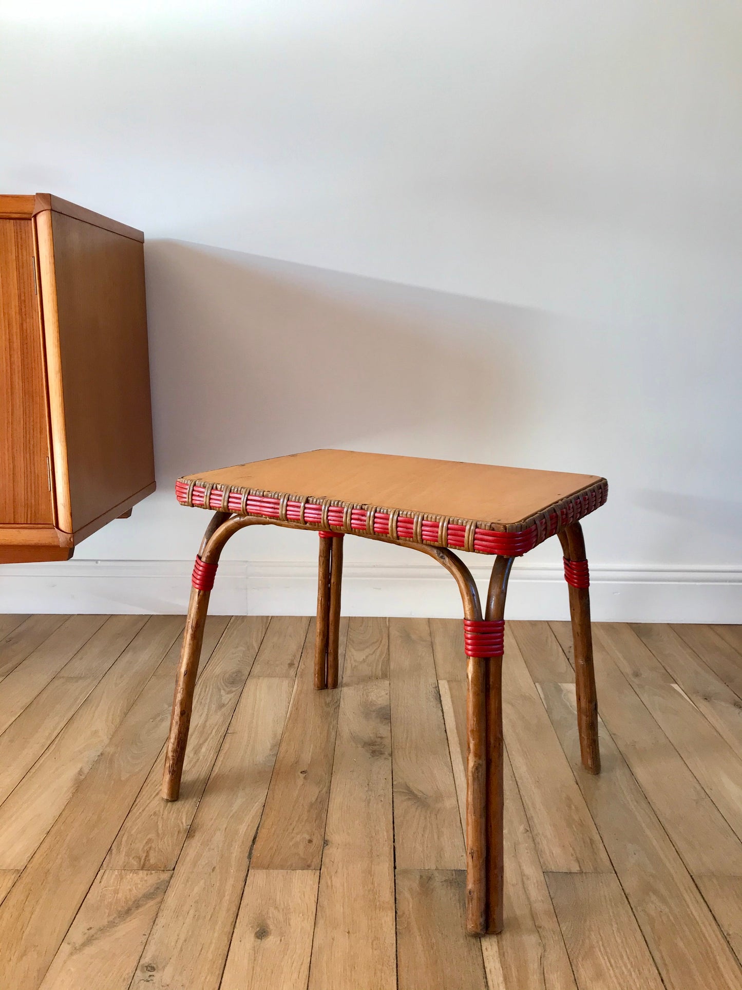 Table basse en rotin miel et rouge années 60