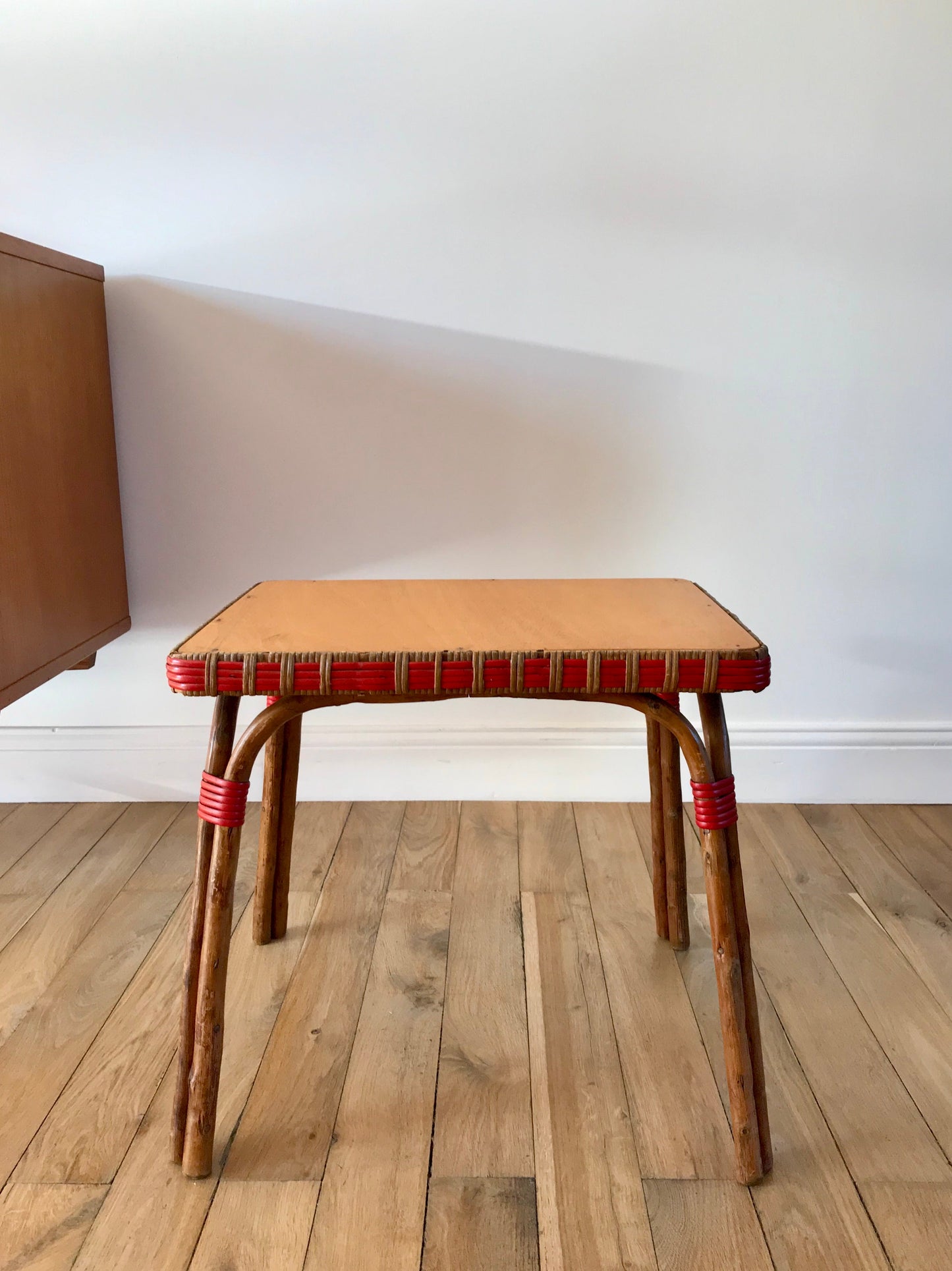 Table basse en rotin miel et rouge années 60