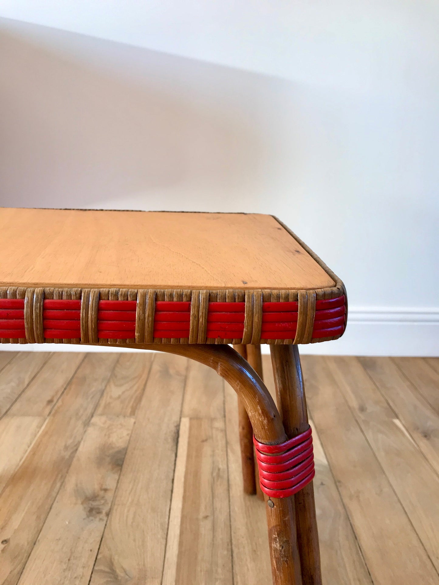 Table basse en rotin miel et rouge années 60