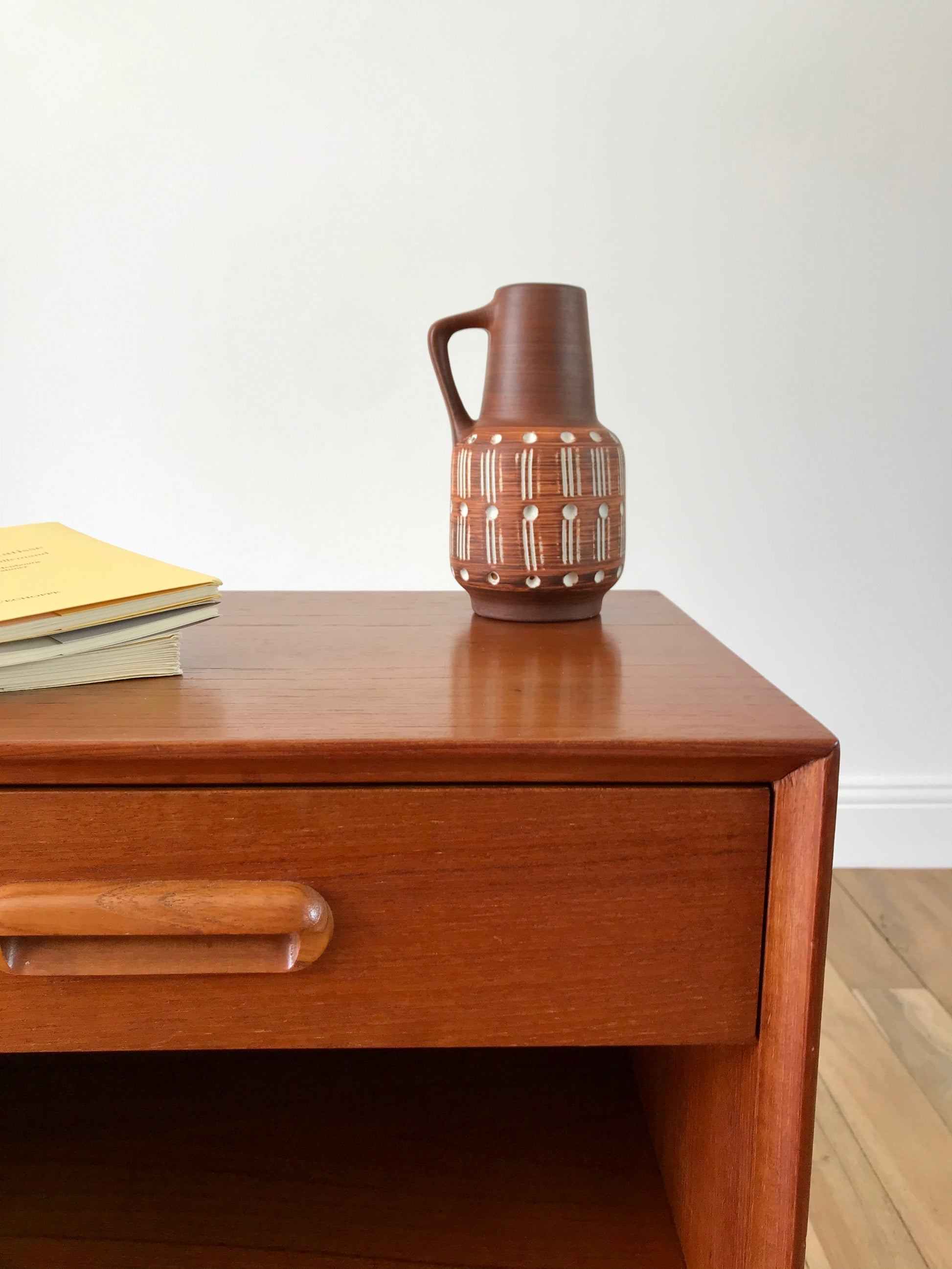 Paire de tables de chevet vintage, circa 60’s/70’s Paire de tables de chevet vintage, circa 60’s/70’s