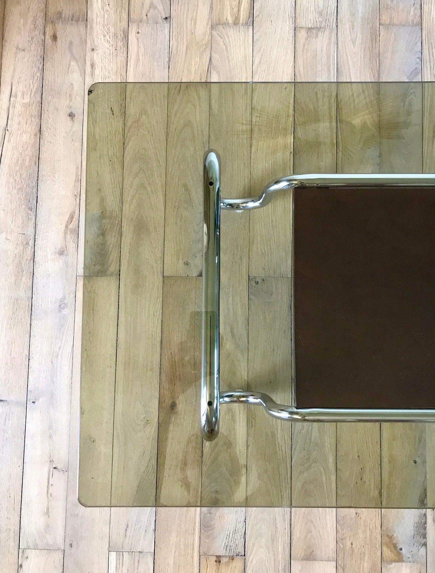 Table basse tubulaire en chrome et verre fumé design années 60-70