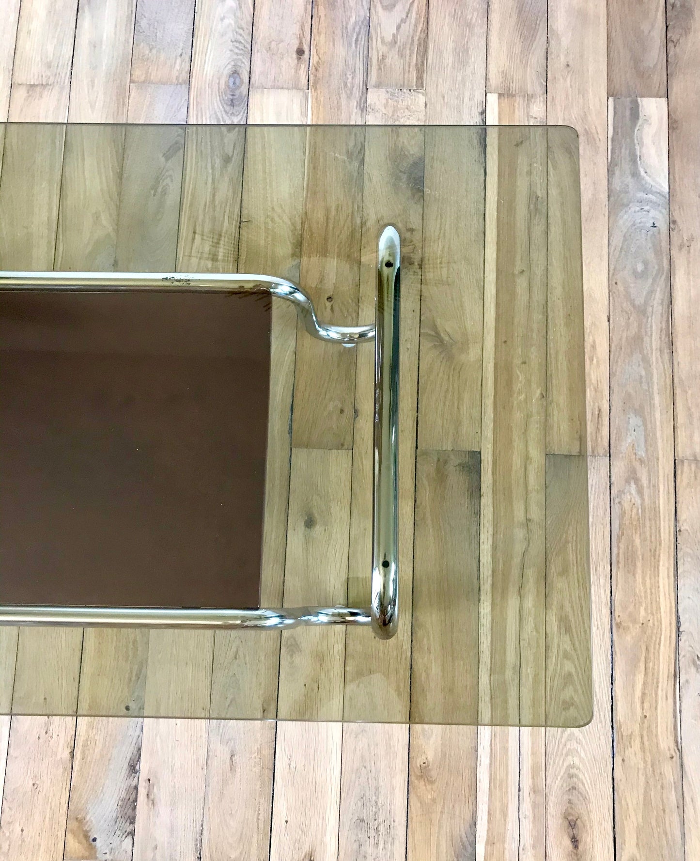 Table basse tubulaire en chrome et verre fumé design années 60-70