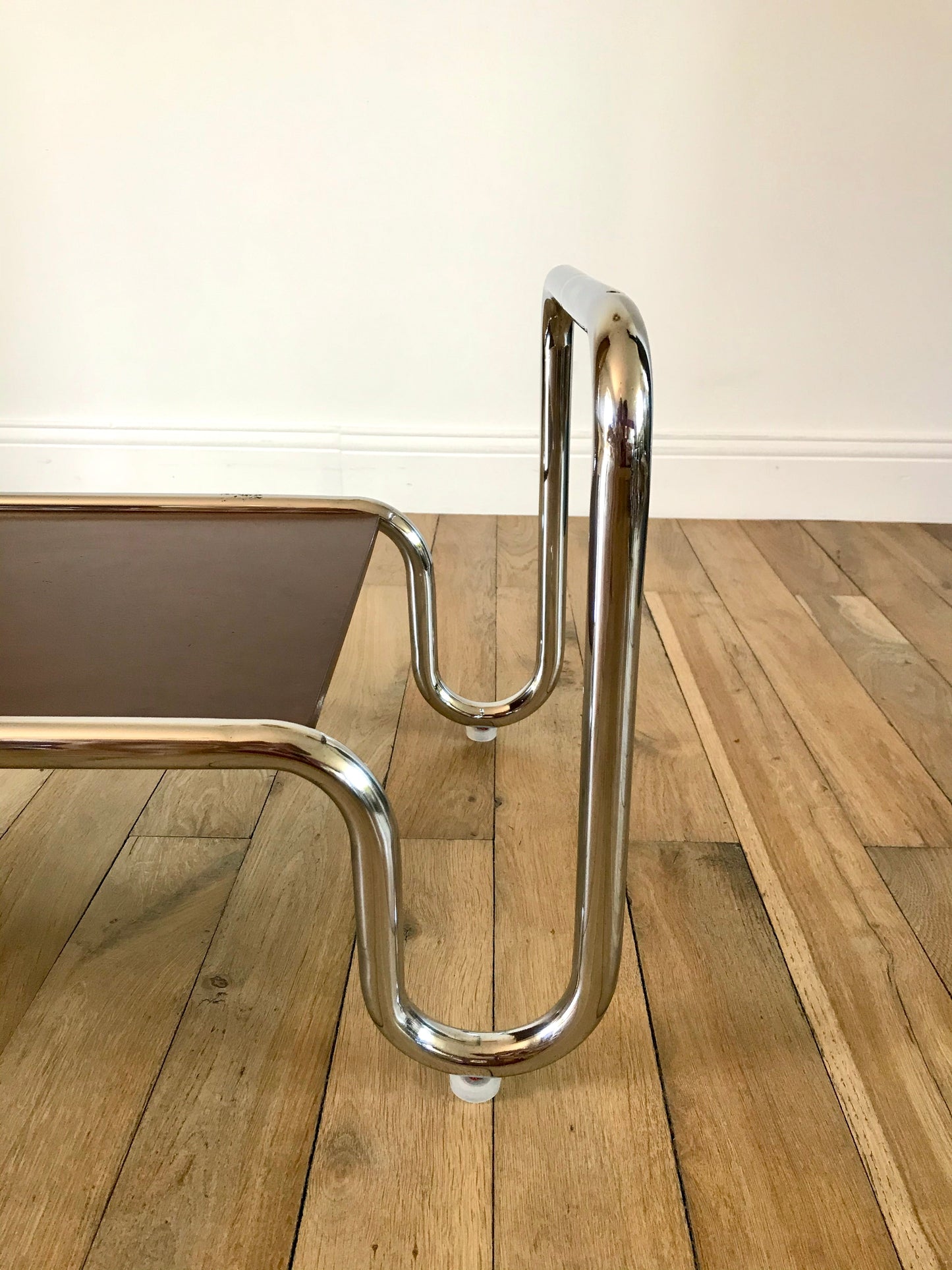 Table basse tubulaire en chrome et verre fumé design années 60-70