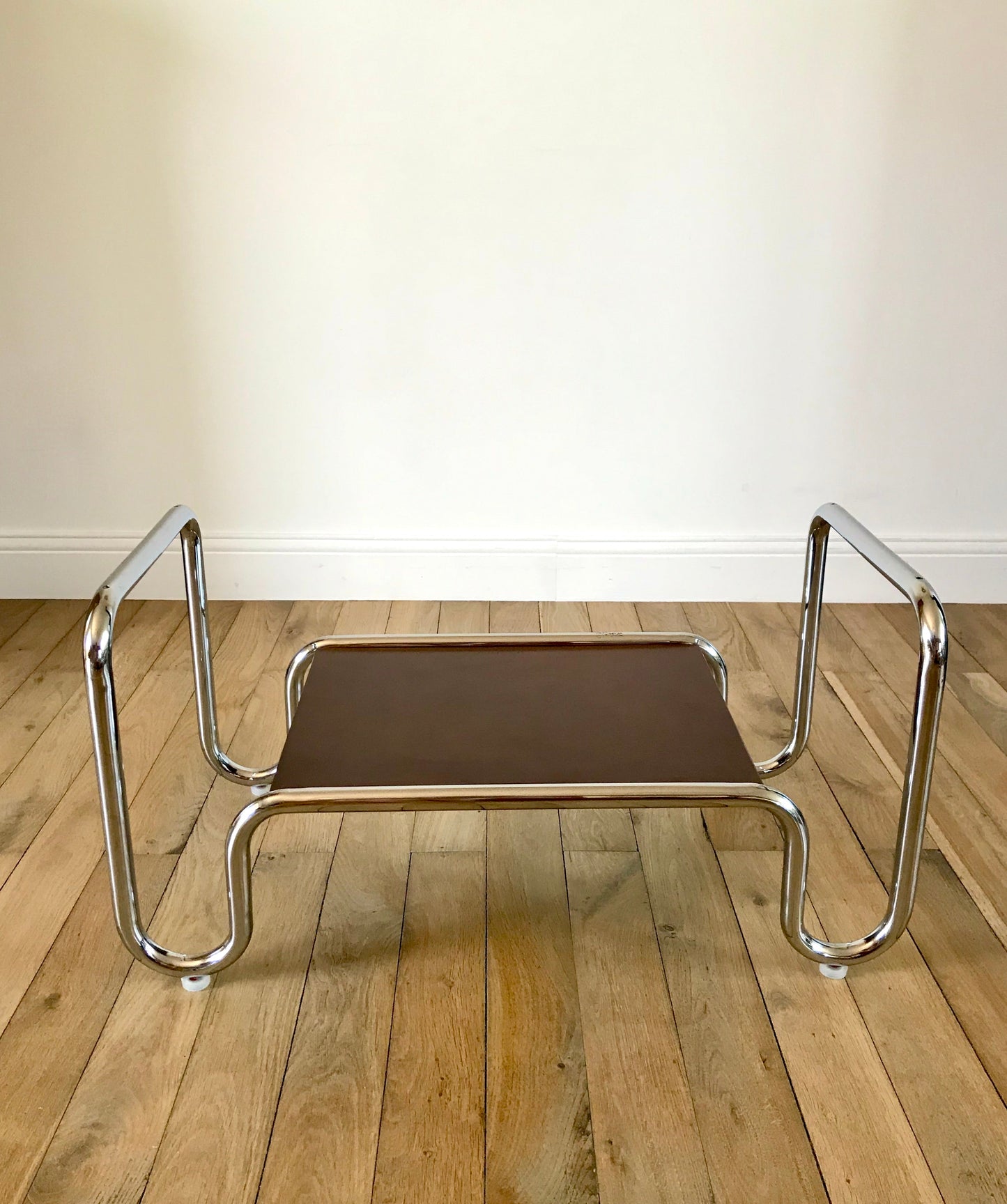Table basse tubulaire en chrome et verre fumé design années 60-70