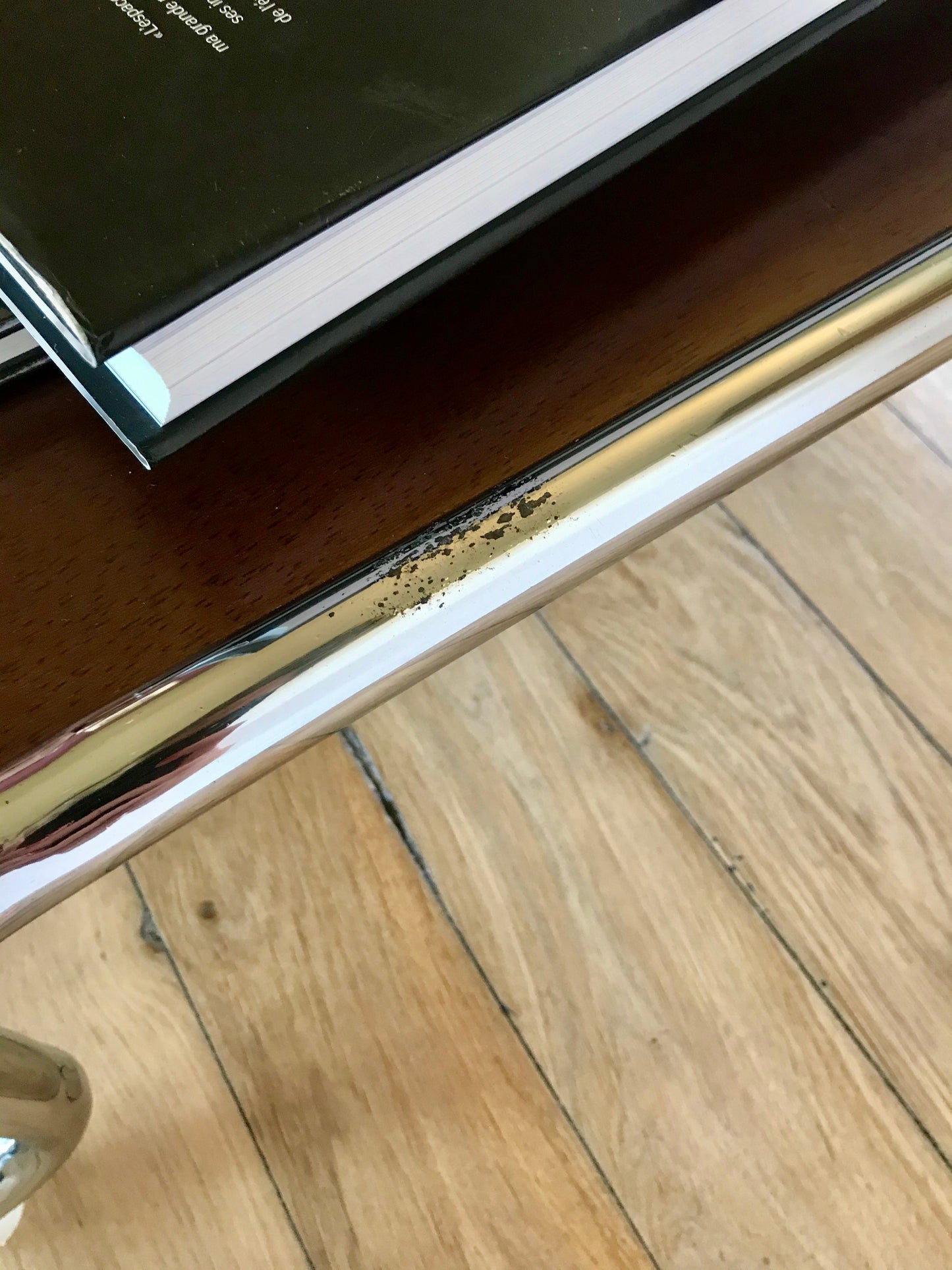 Table basse tubulaire en chrome et verre fumé design années 60-70