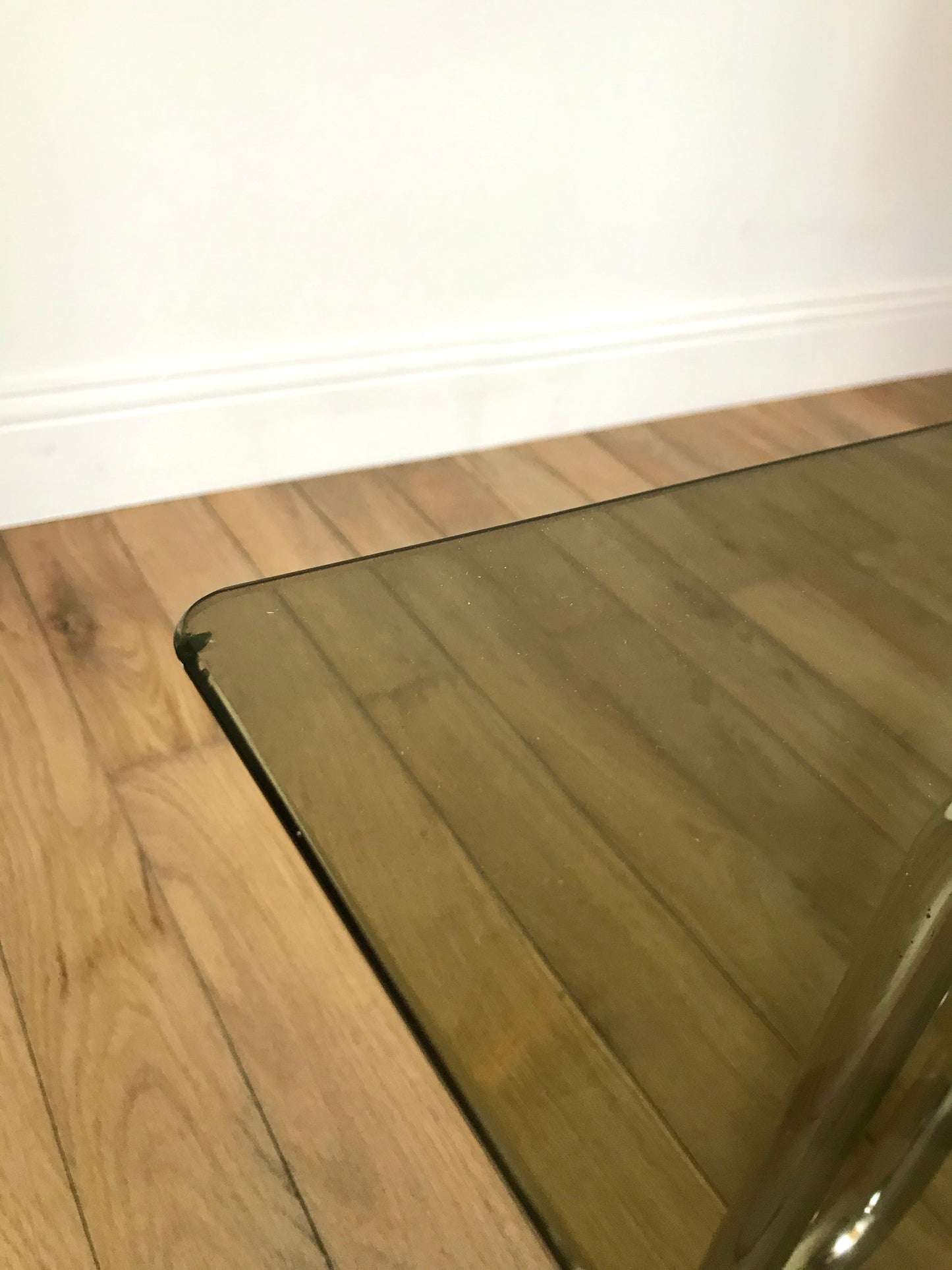 Table basse tubulaire en chrome et verre fumé design années 60-70