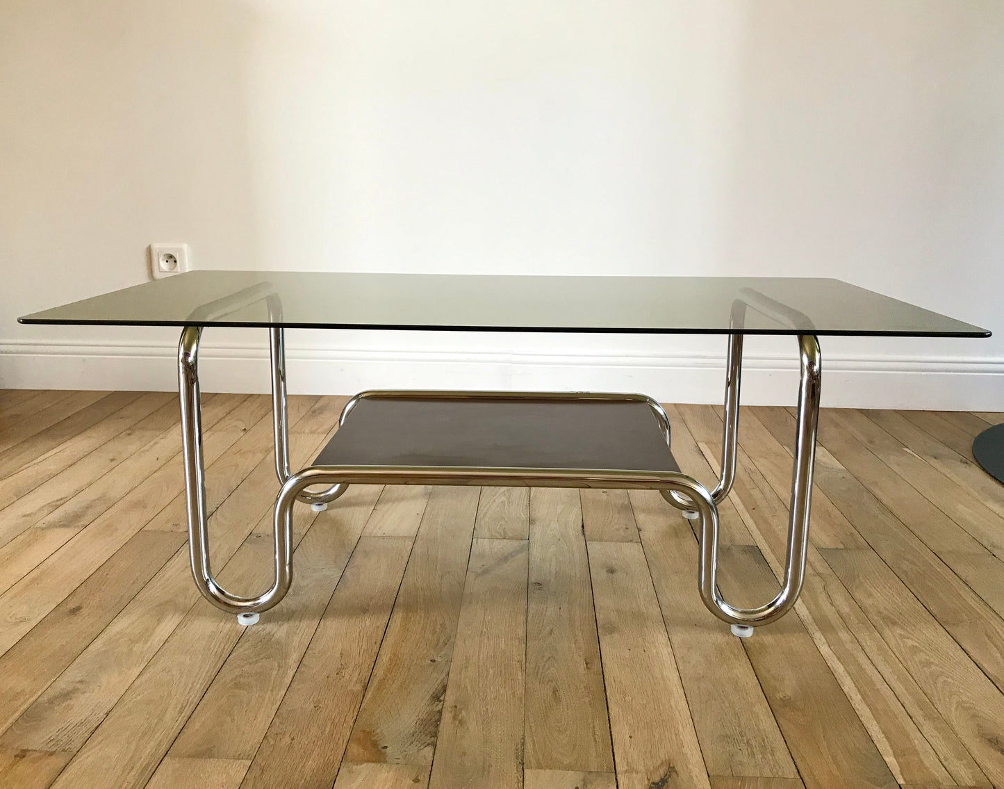 Table basse tubulaire en chrome et verre fumé design années 60-70
