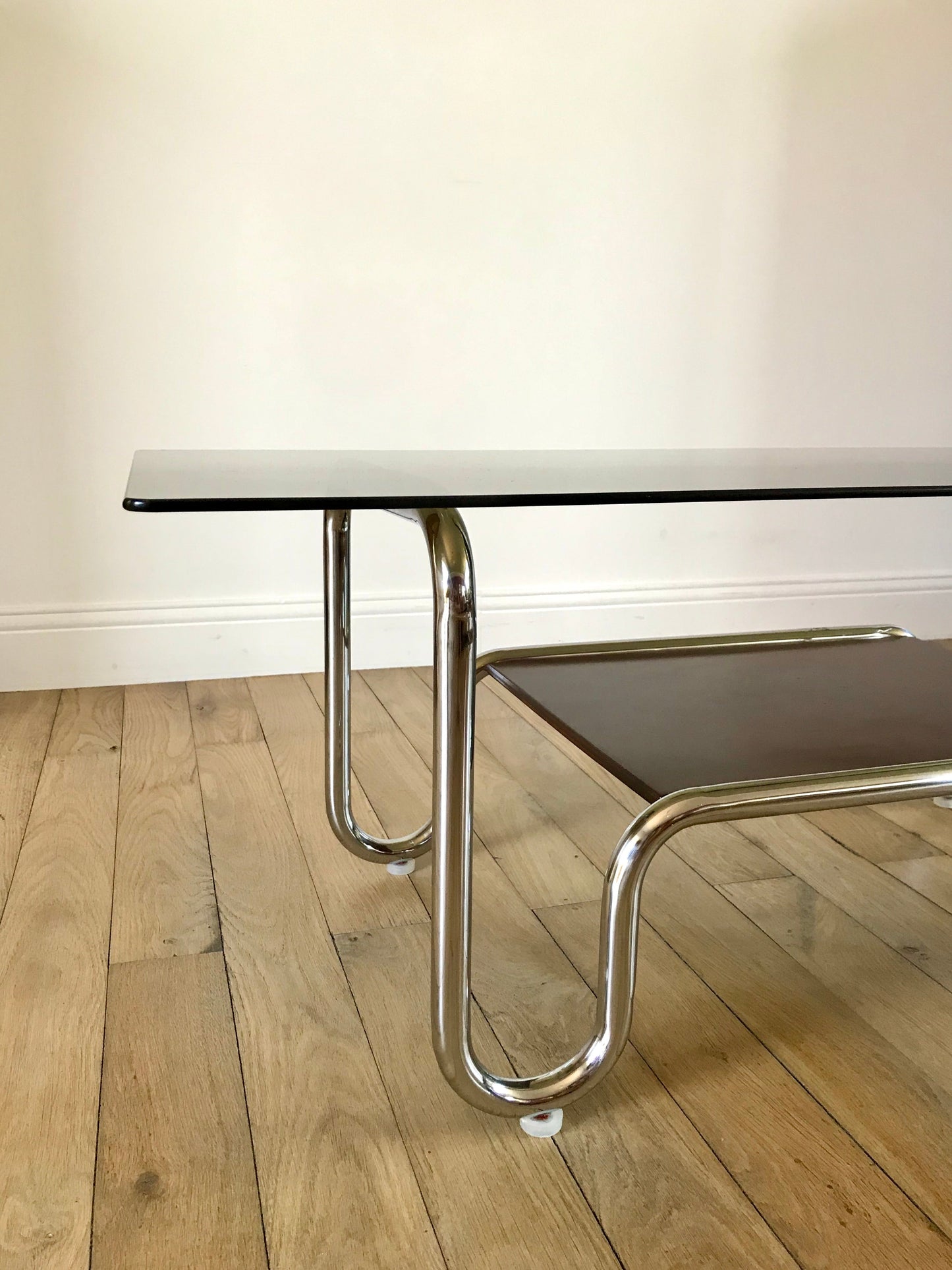 Table basse tubulaire en chrome et verre fumé design années 60-70