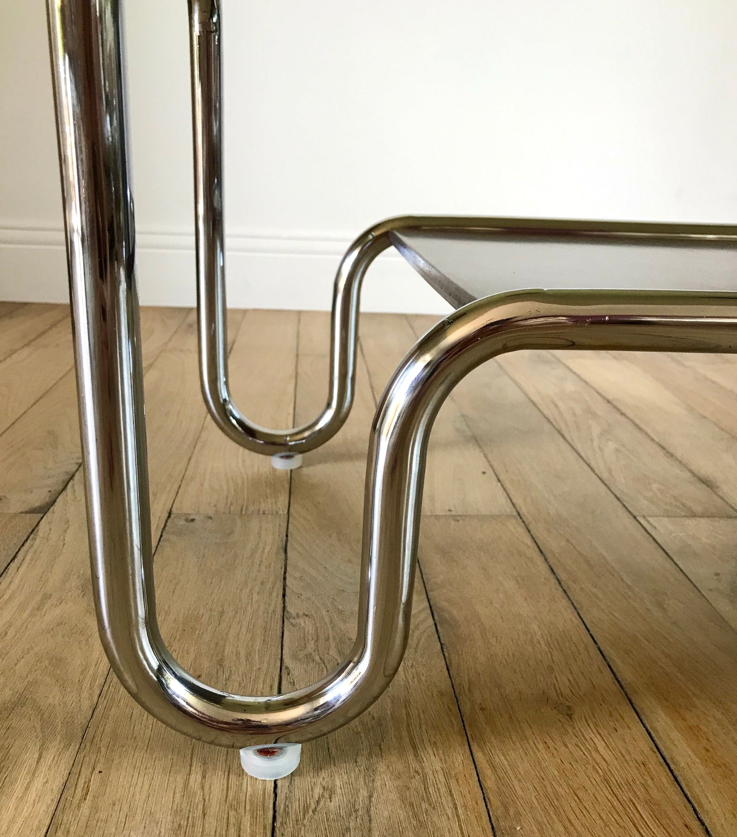 Table basse tubulaire en chrome et verre fumé design années 60-70