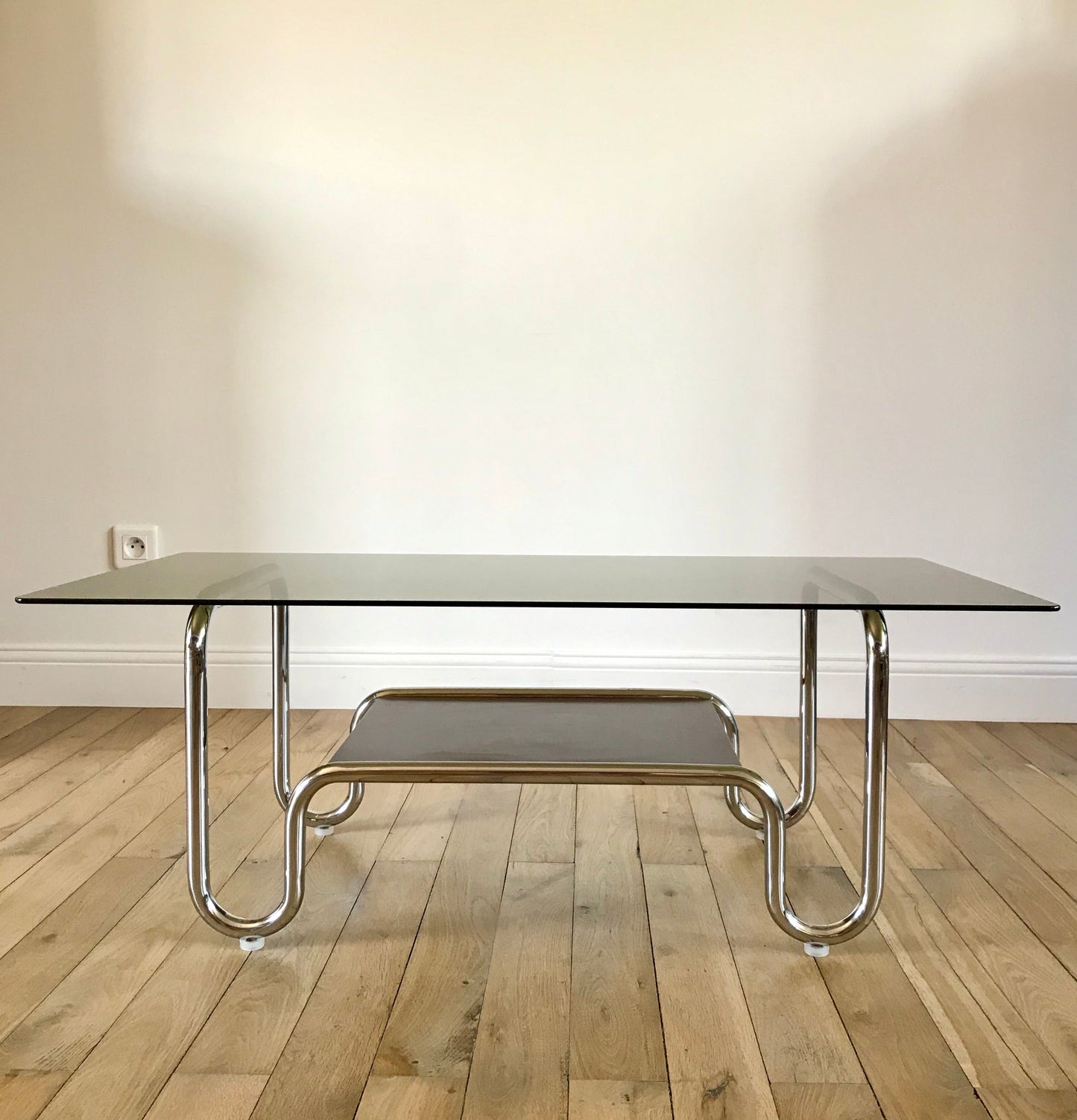 Table basse tubulaire en chrome et verre fumé design années 60-70