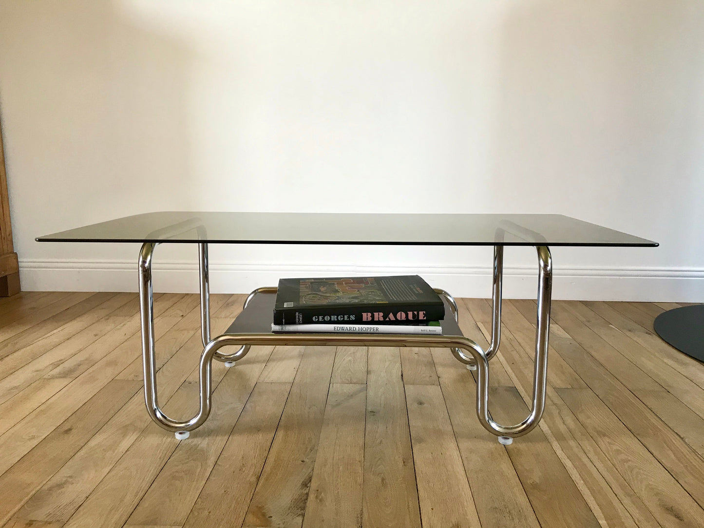 Table basse tubulaire en chrome et verre fumé design années 60-70
