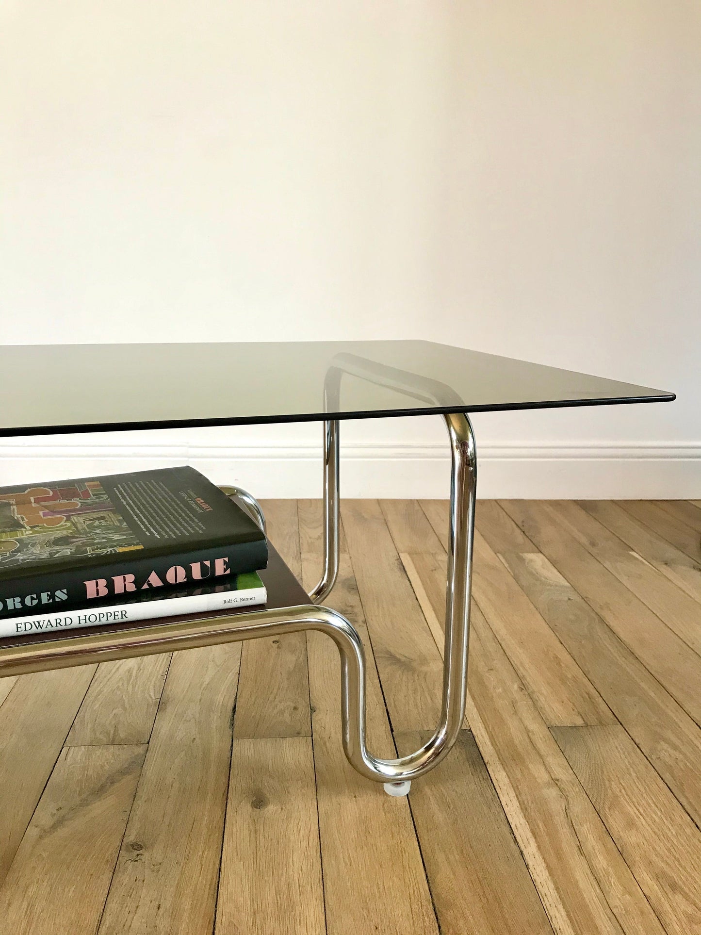 Table basse tubulaire en chrome et verre fumé design années 60-70